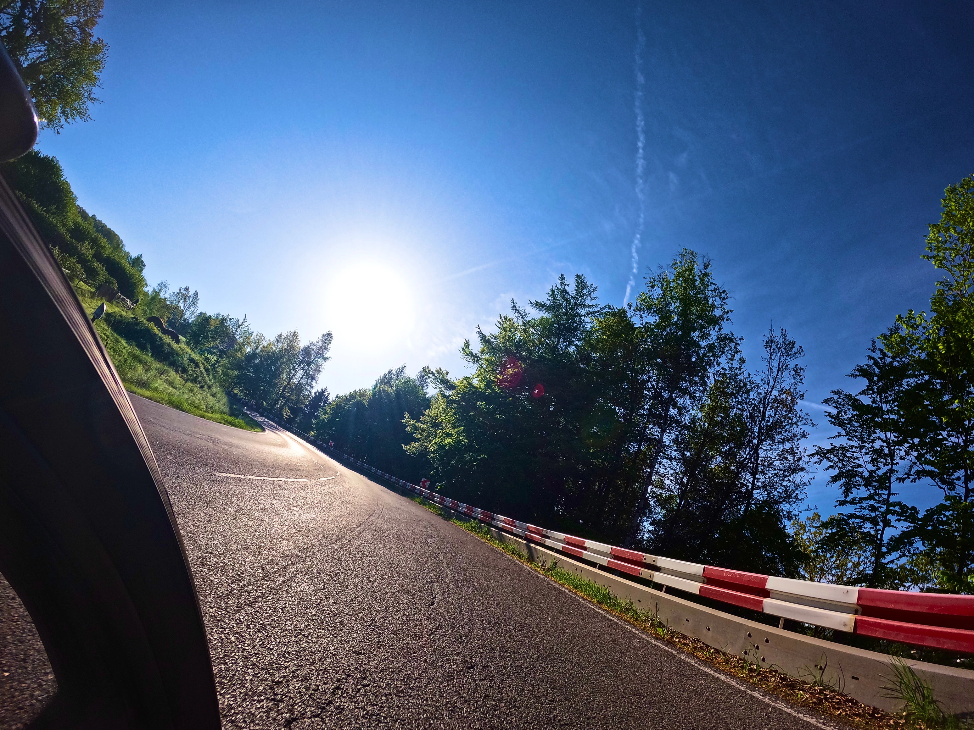 Leitplanke rot-weiss = schöne Kurve!