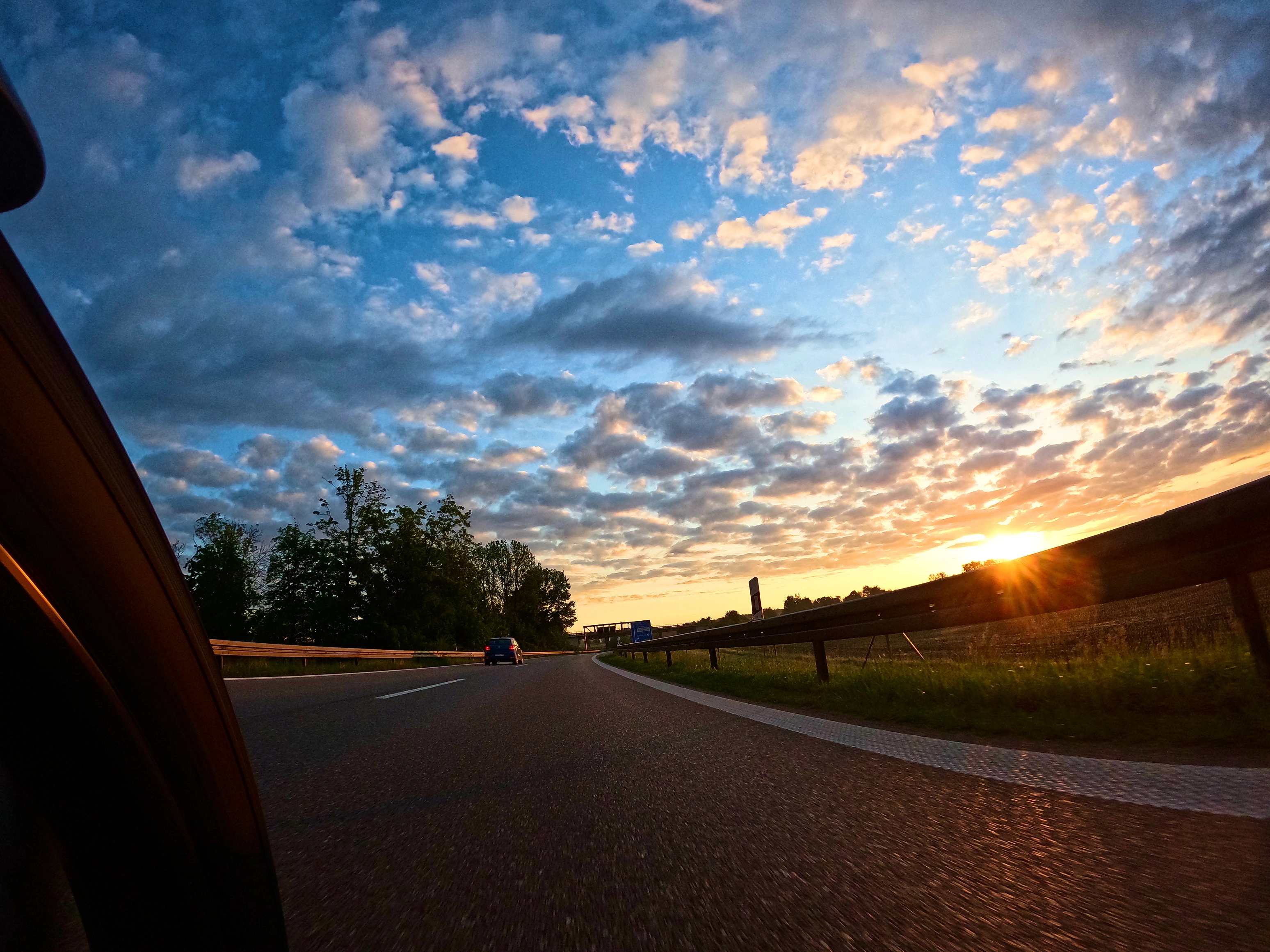 Trotz Autobahn: Goldener Sonnenaufgang