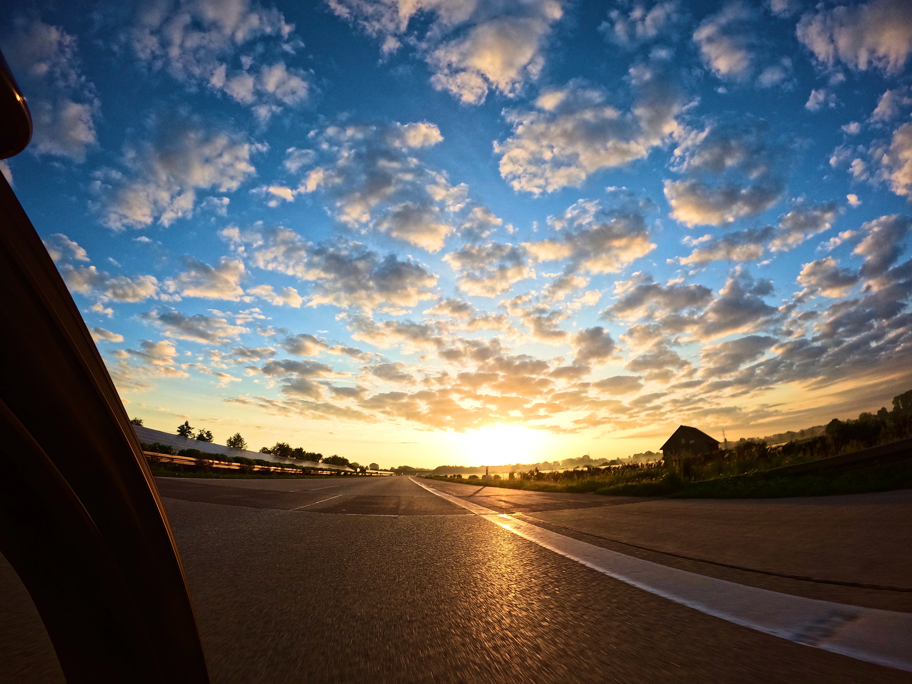 Auf der Autobahn der Sonne entgegen