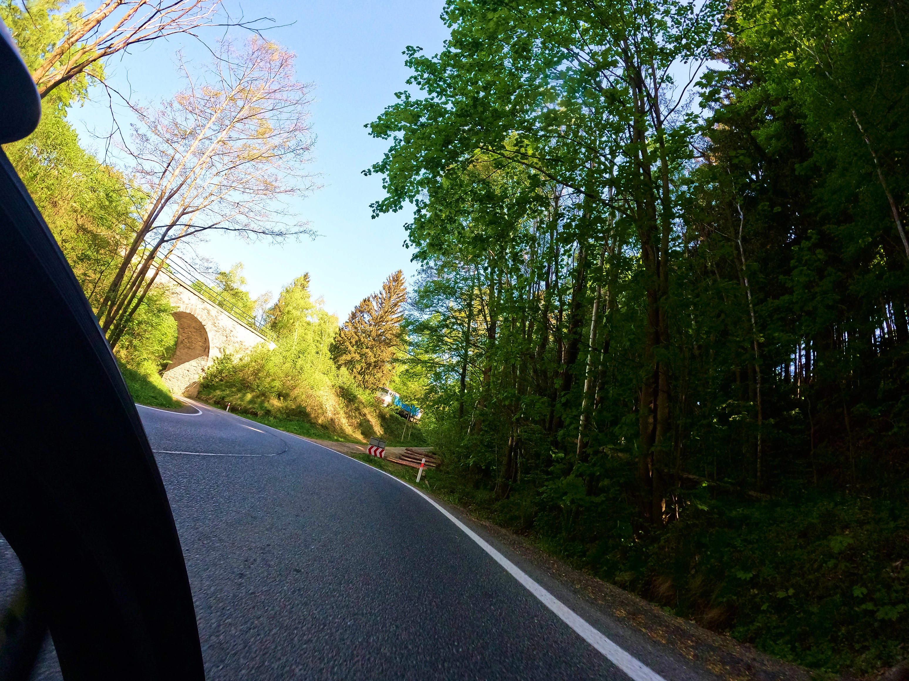 Kleine Eisenbahnbrücken mit Zügen