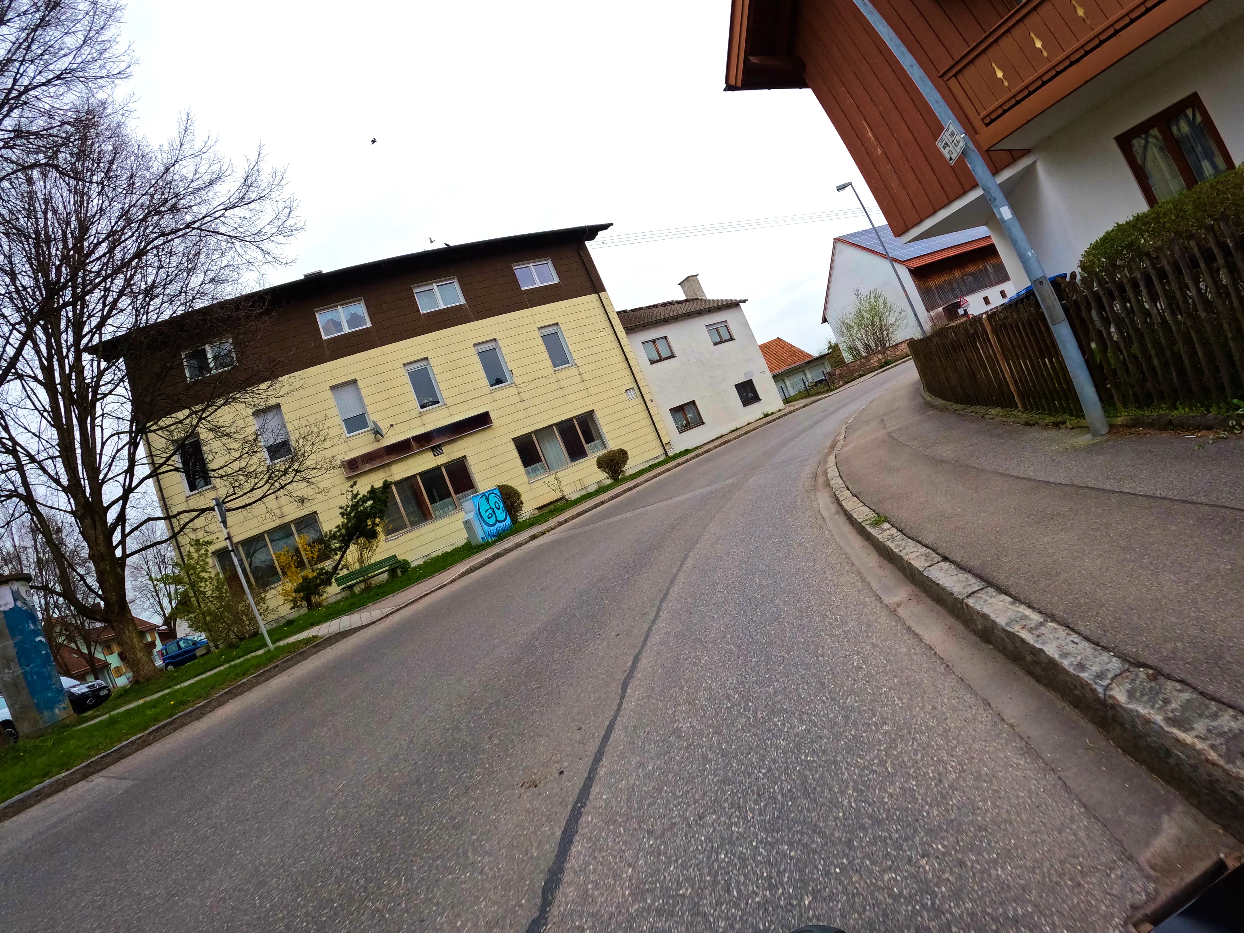 Falls das mal ein Gasthof war: Sieht jetzt verlassen aus.