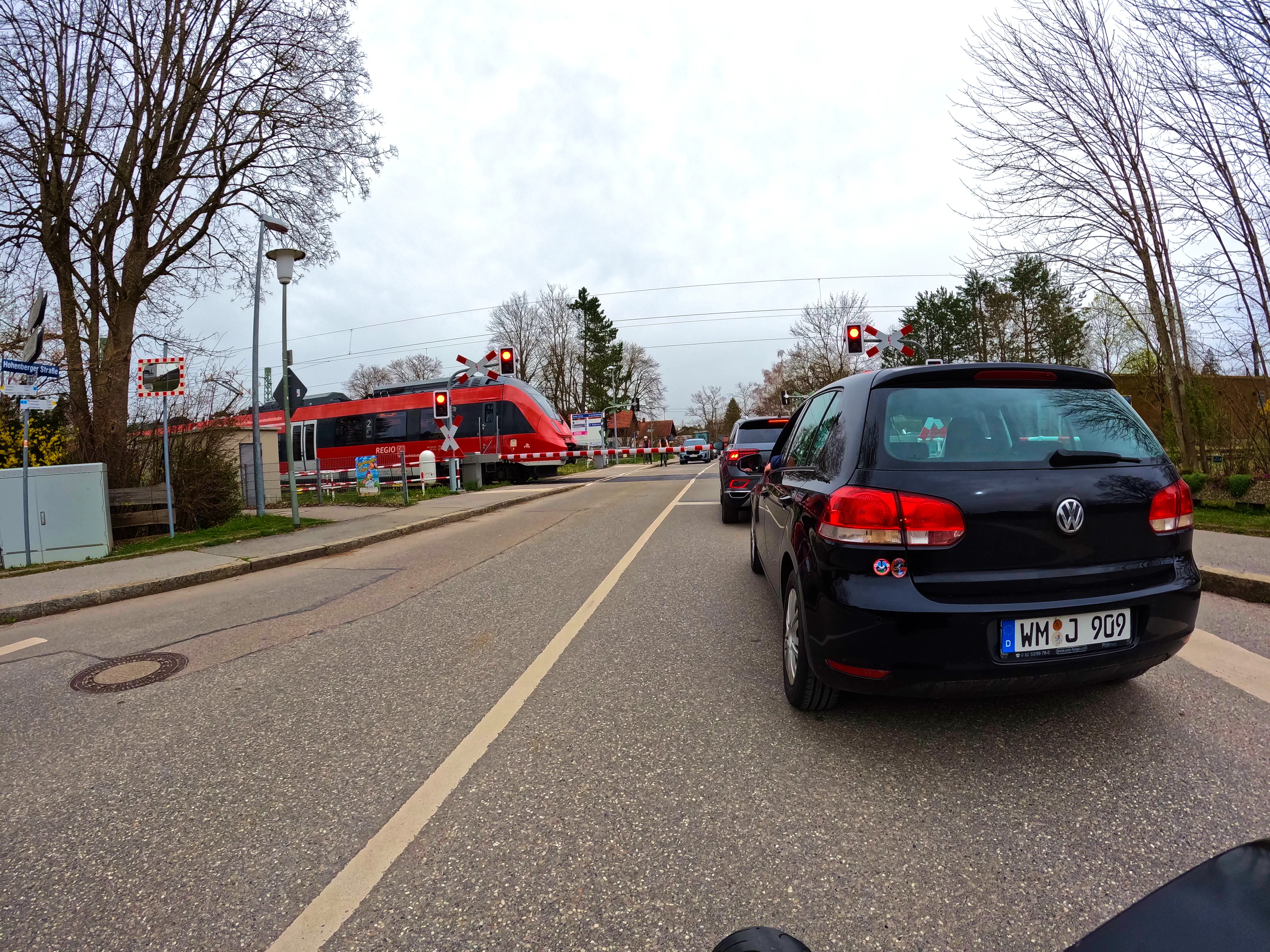 Pause am Bahnübergang in Seeshaupt