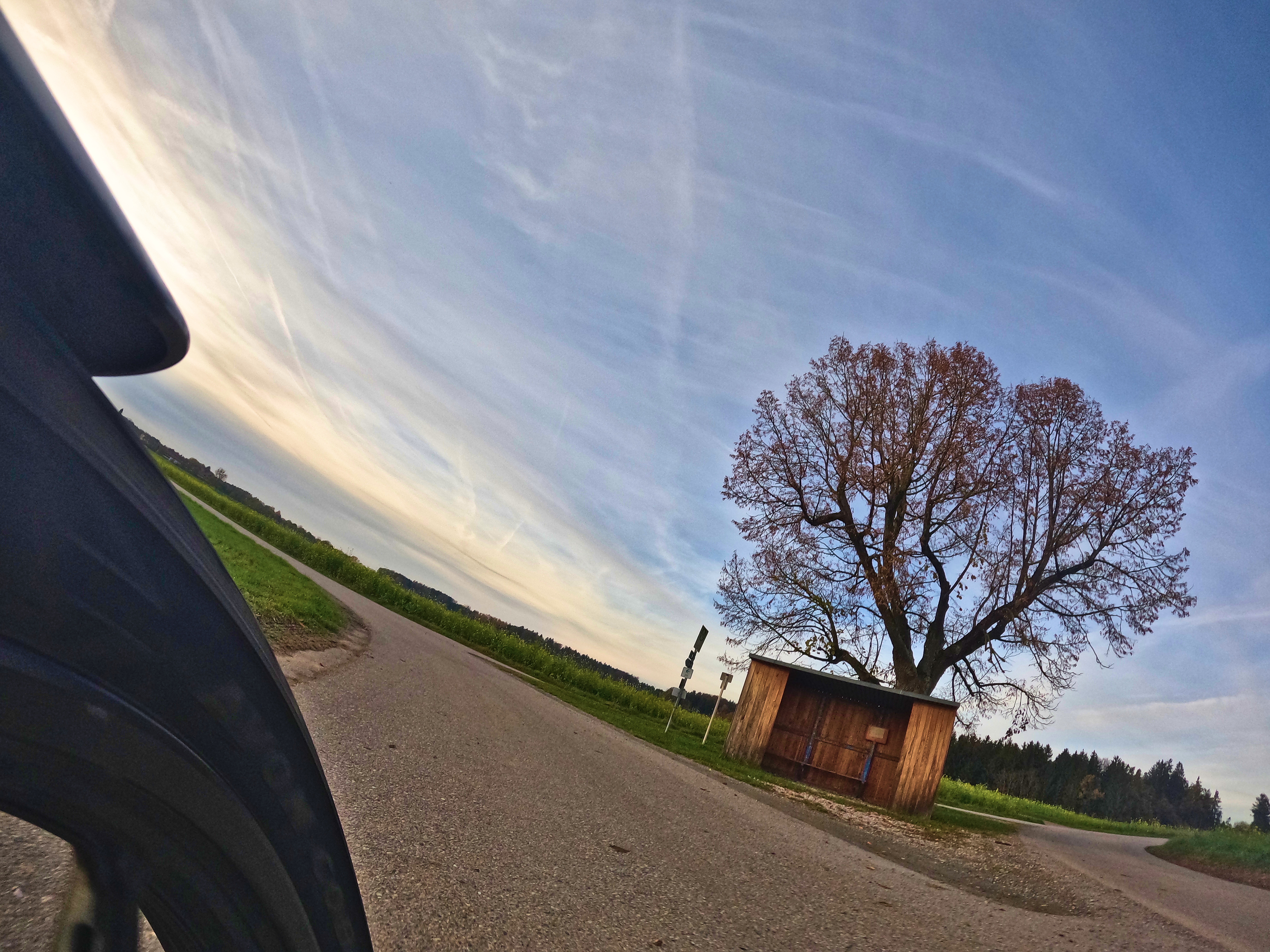 Gabelung mit Bushaltestelle, zwischen zwei kleinen Dörfern