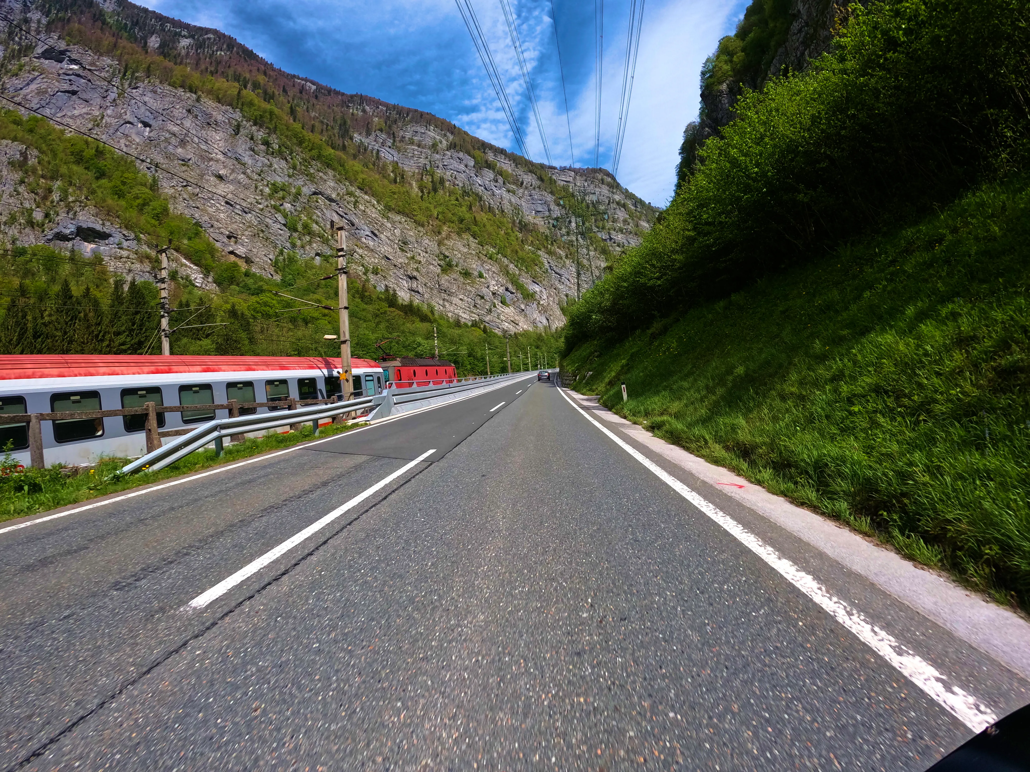 Parallelfahrt mit Zug