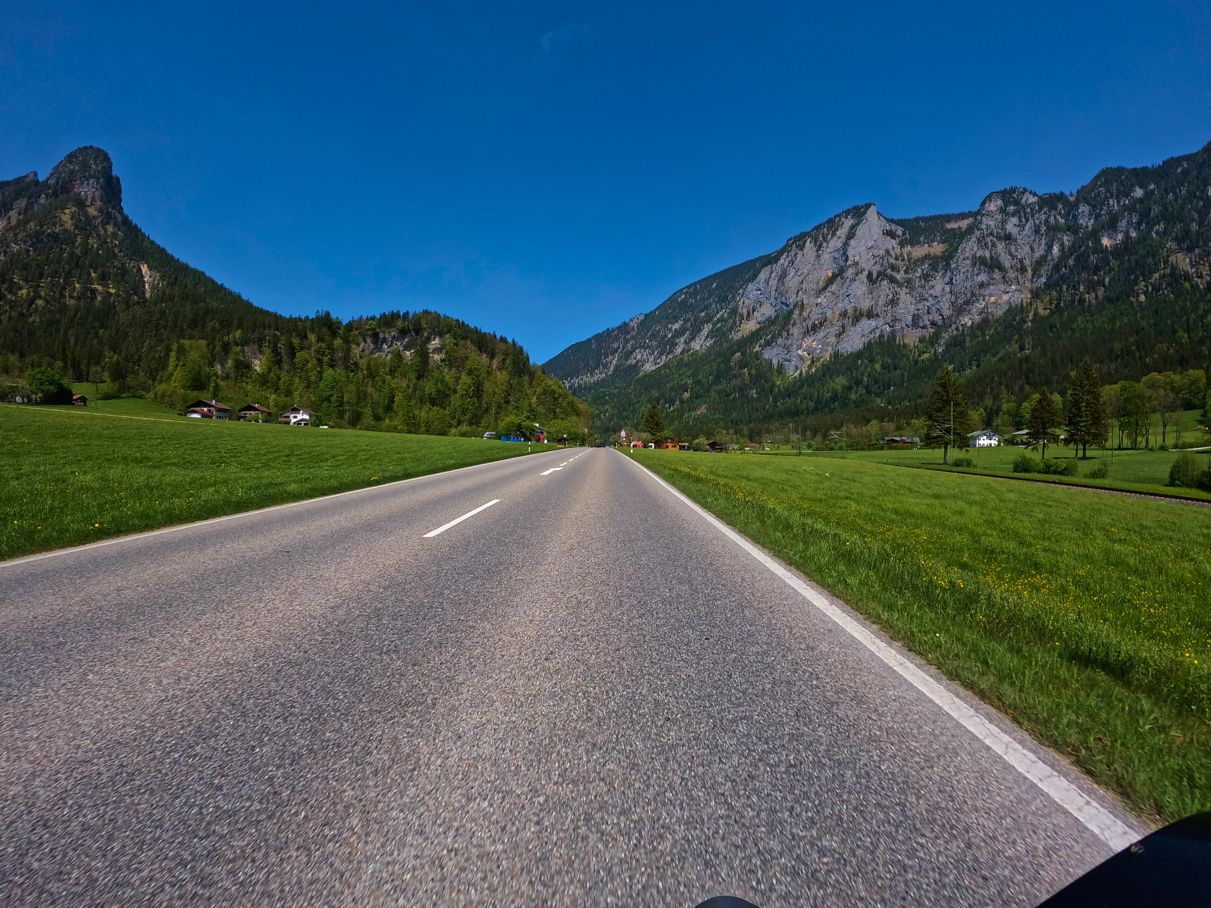 Über breite Straßen &hellip;