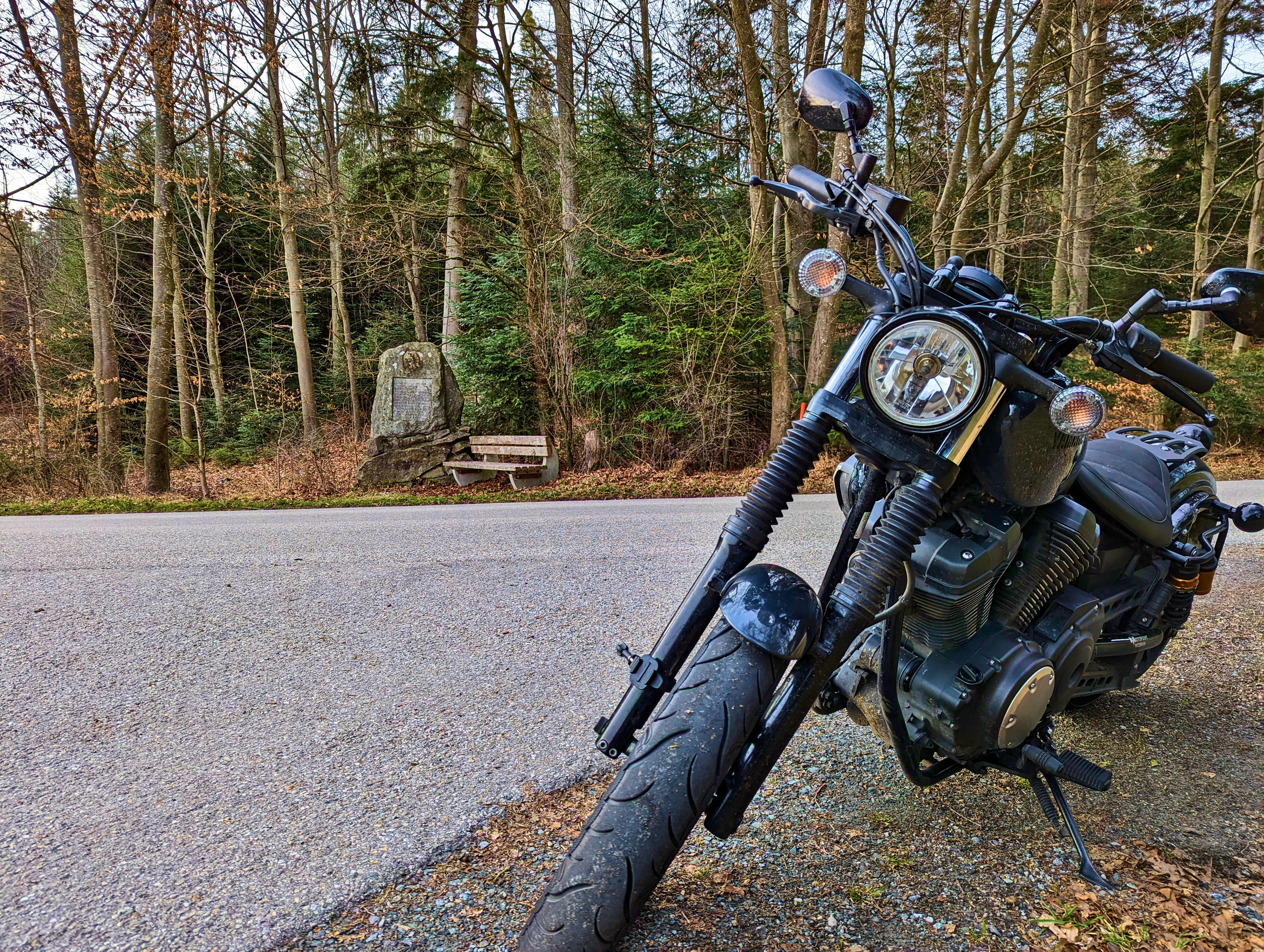 Ein Gedenkstein im Hintergrund