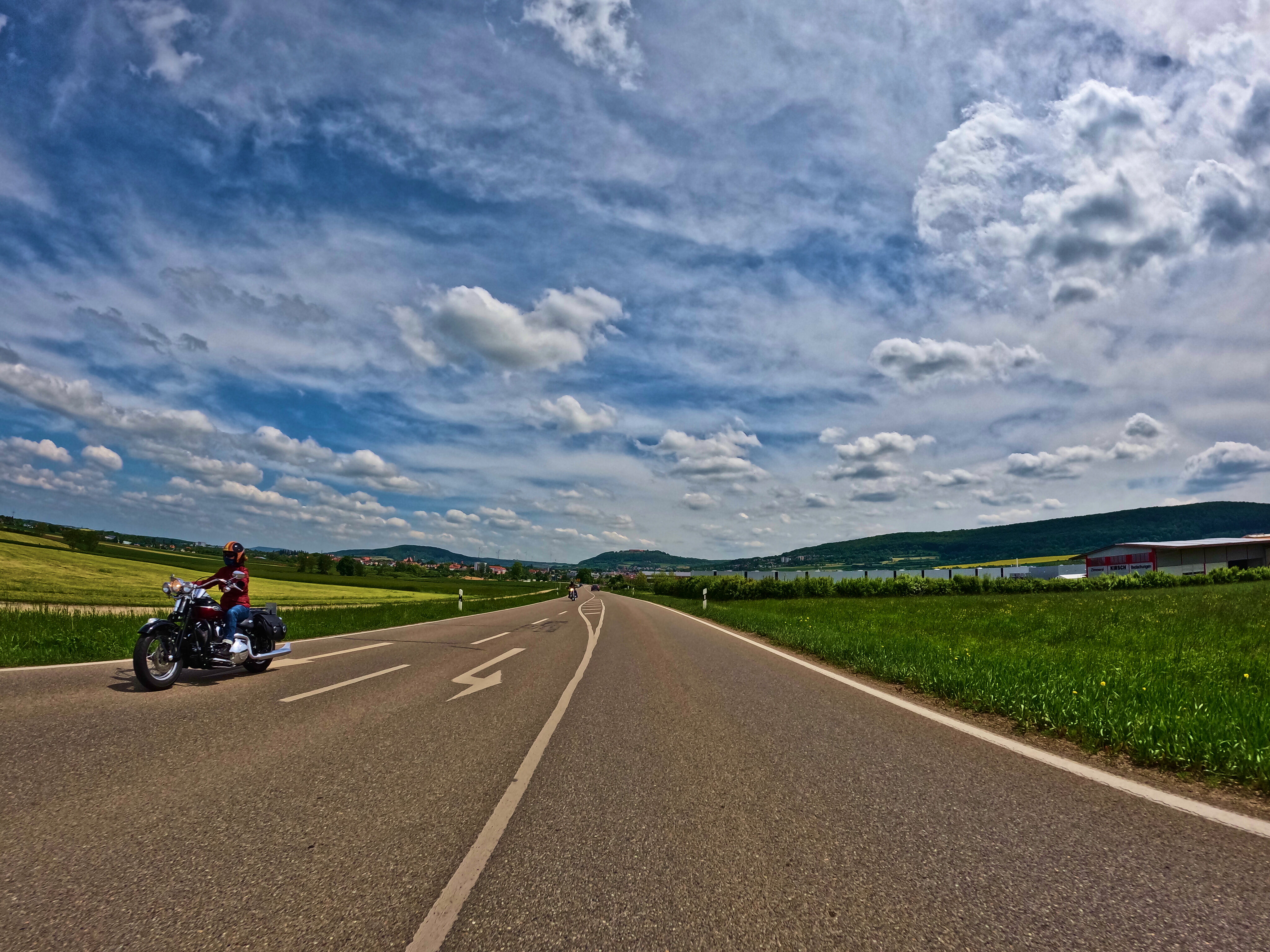 Viele Motorradfahrer unterwegs, Wülzburg am Horizont