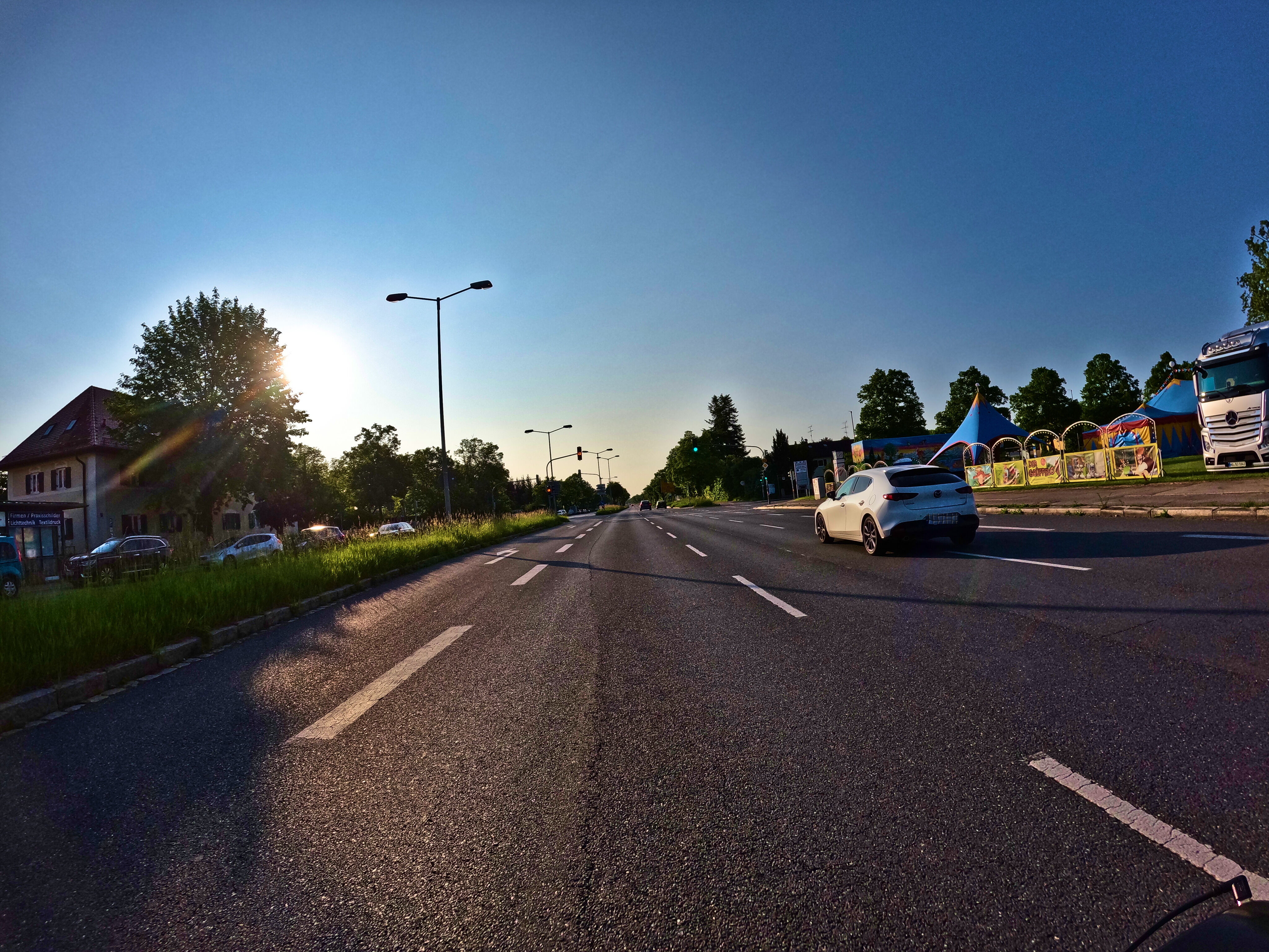 Im weißen Auto: meine Frau