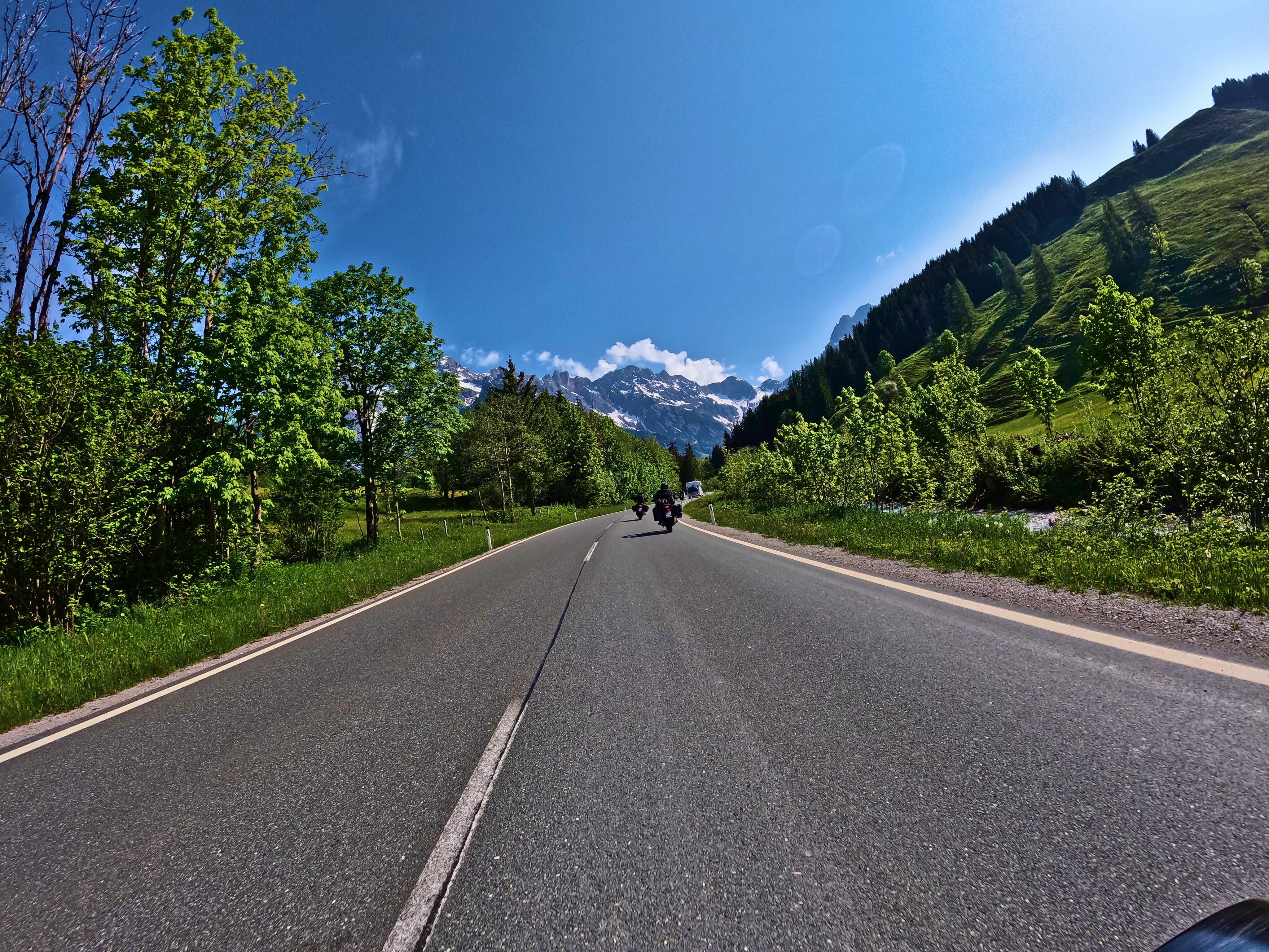 &hellip; anderen Motorradfahrern hinterher