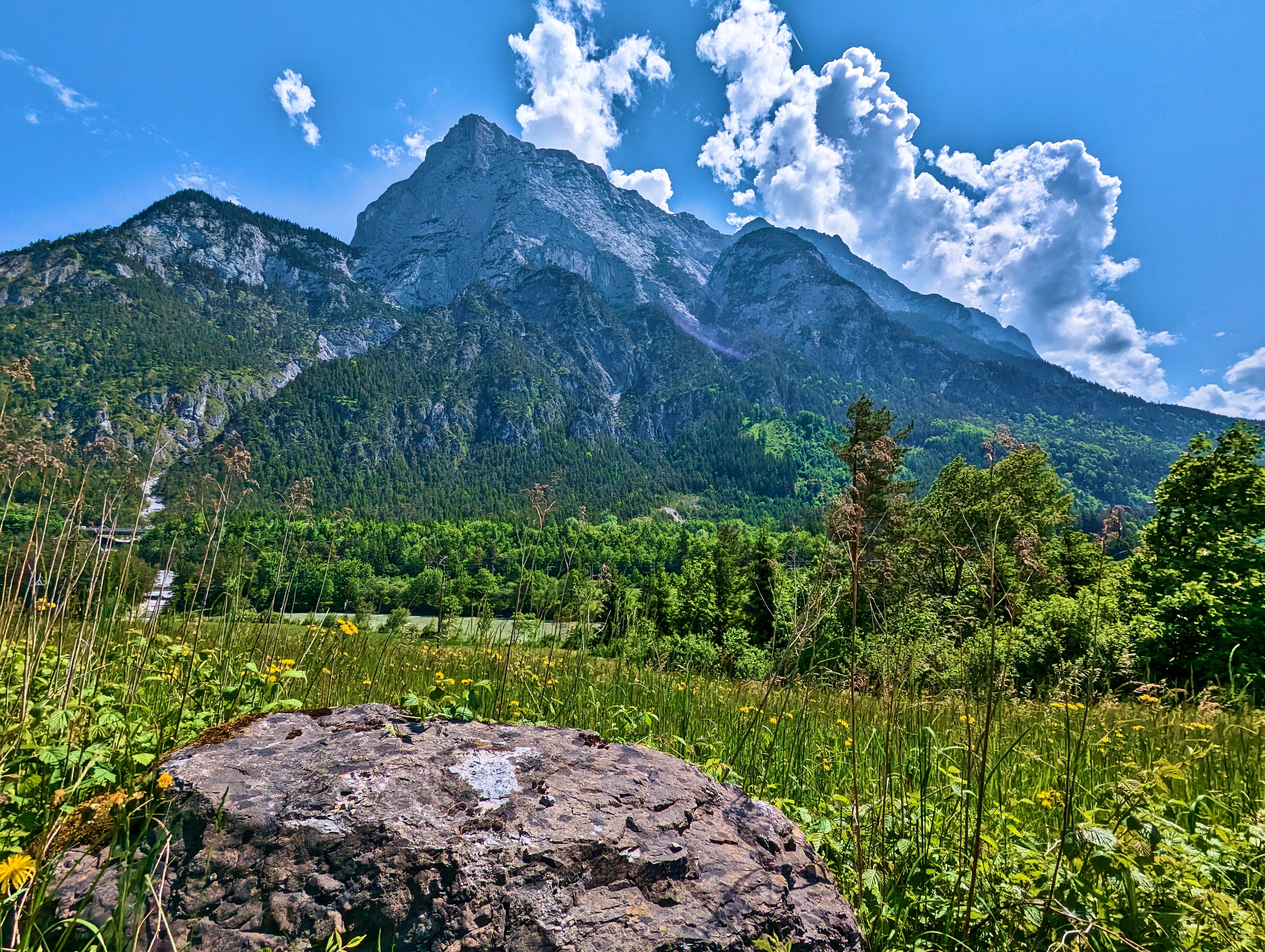 Kleiner Stein vor großem Stein