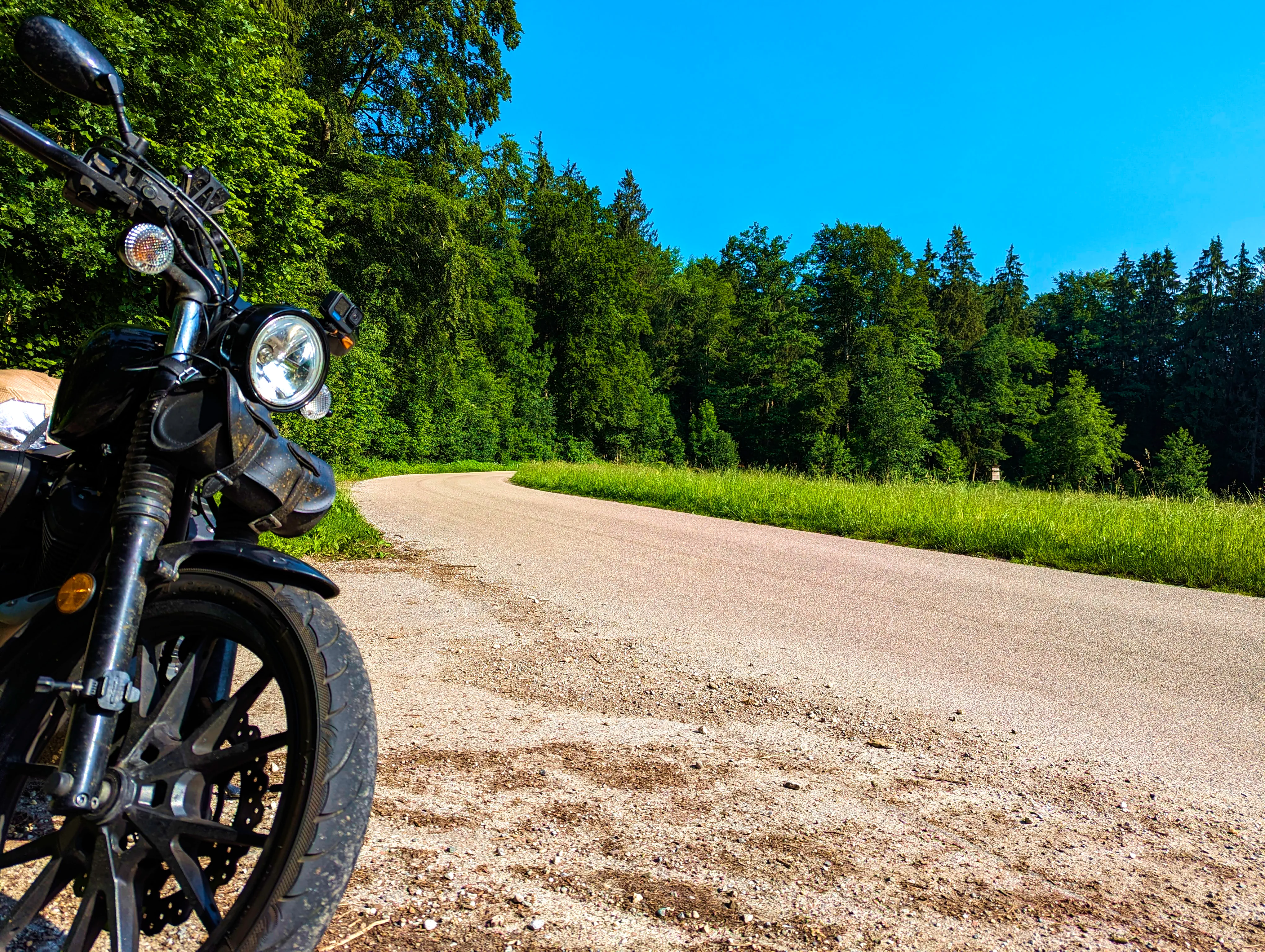 Kleine Straße durch Wald &hellip;