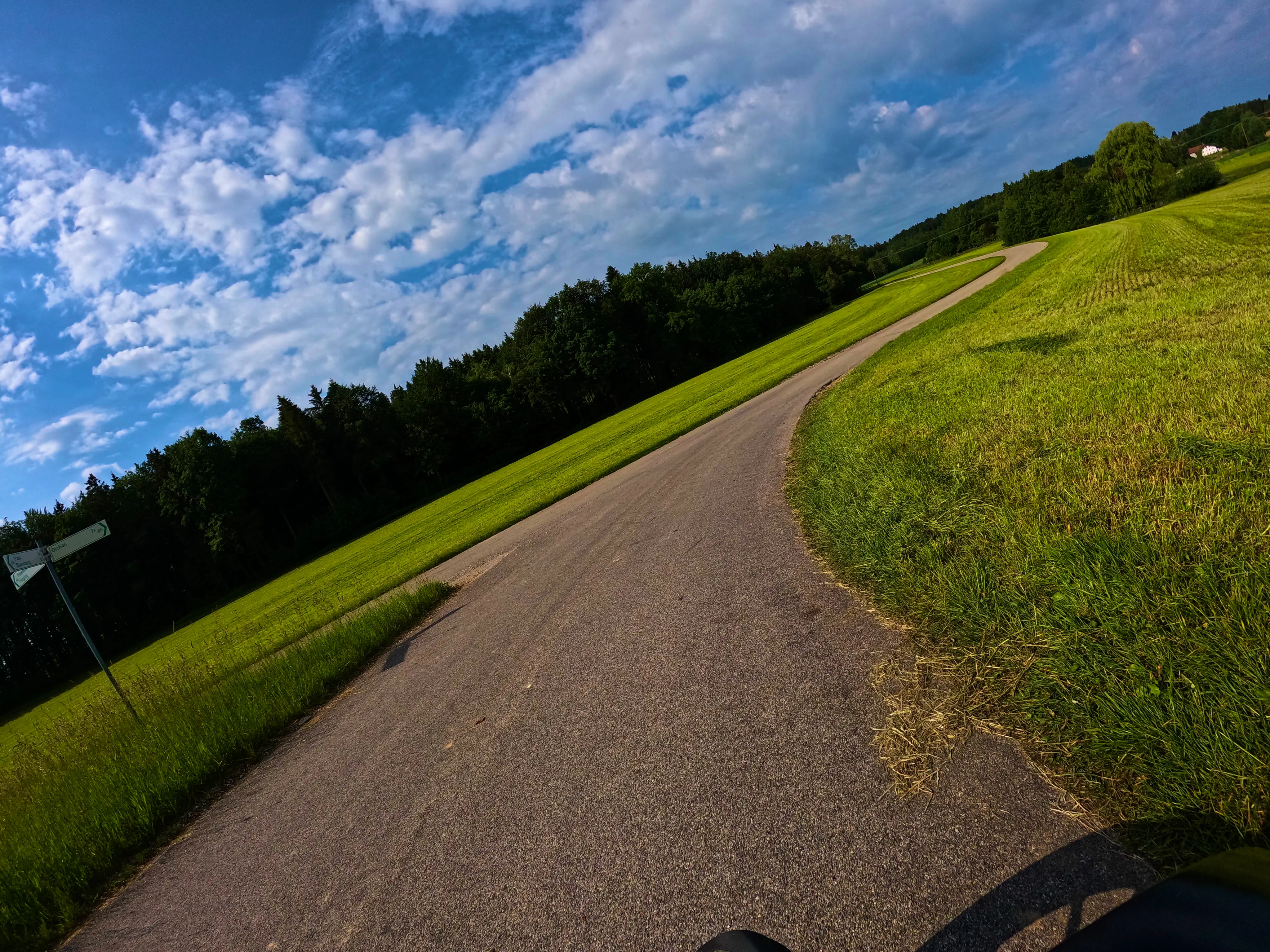 &hellip; über kleine Nebenstraßen.