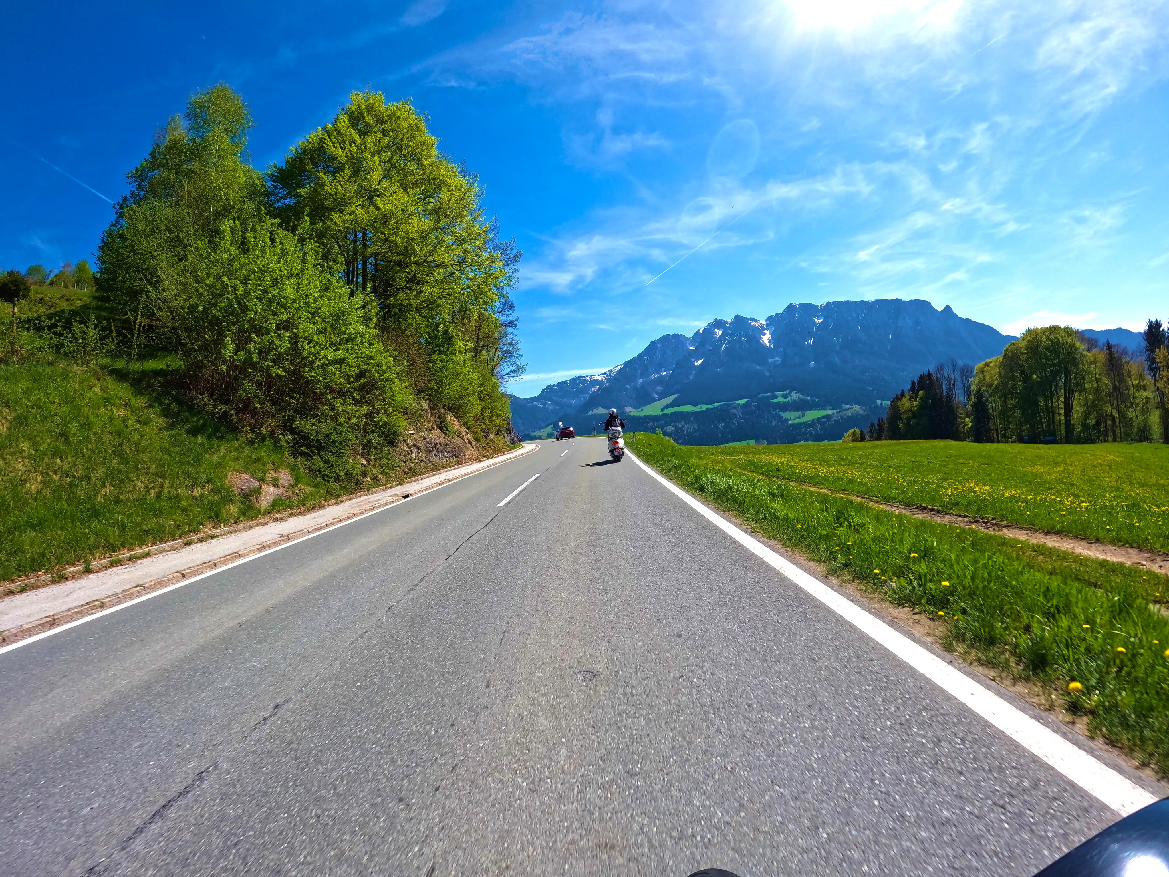 Roller vor Bergmassiv