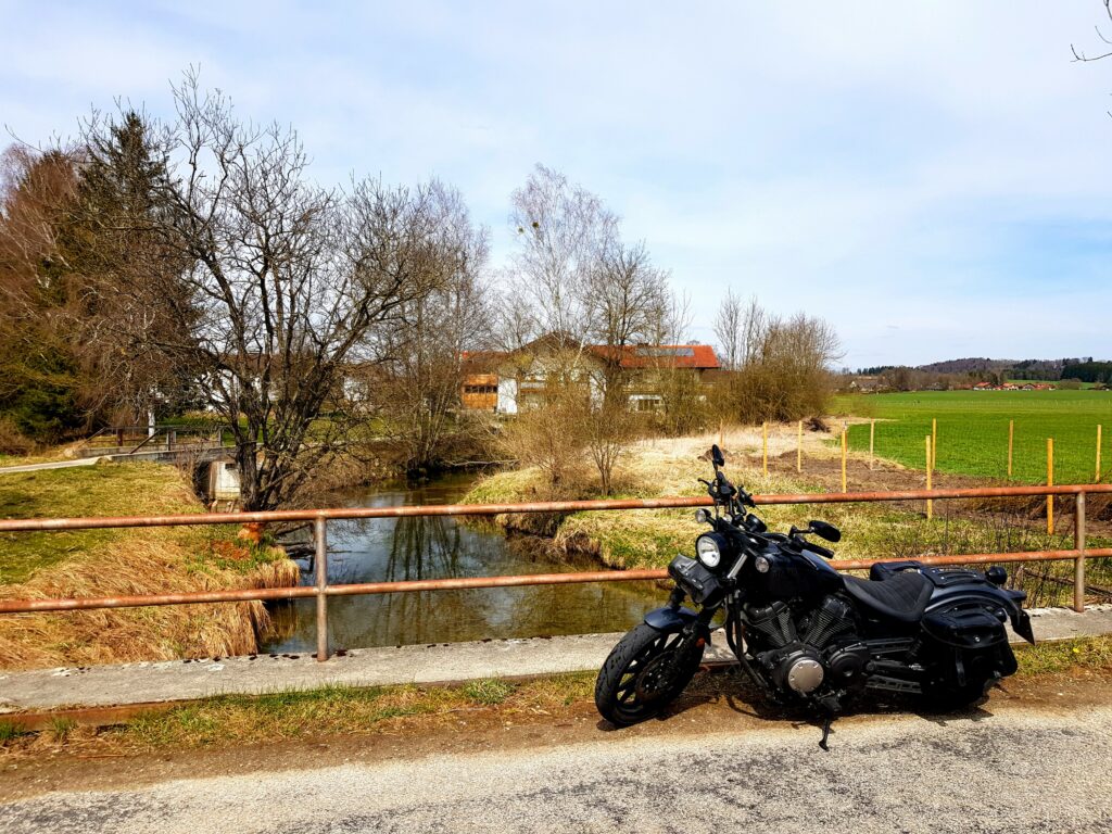 Brücke, rostiges Geländer, Bach, Bauernhof - Zutaten für ein schönes Foto.