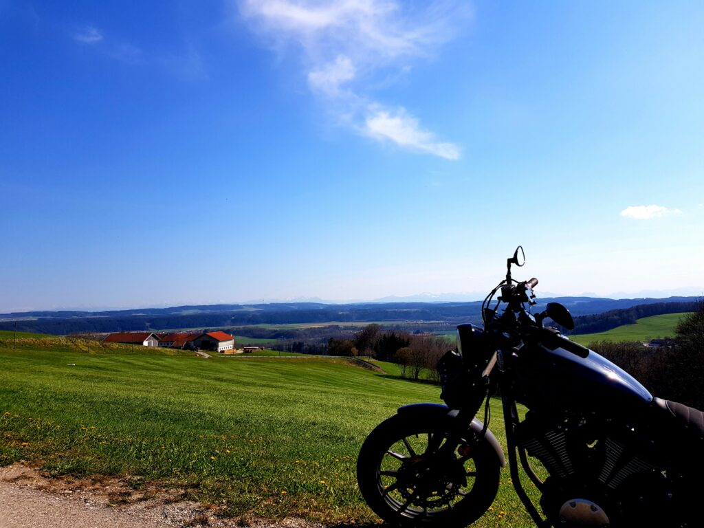 Blauer Himmel, ein paar Wolken, gemähte Wiesen, im Hintergrund die Berge. Herriches Bayern!
