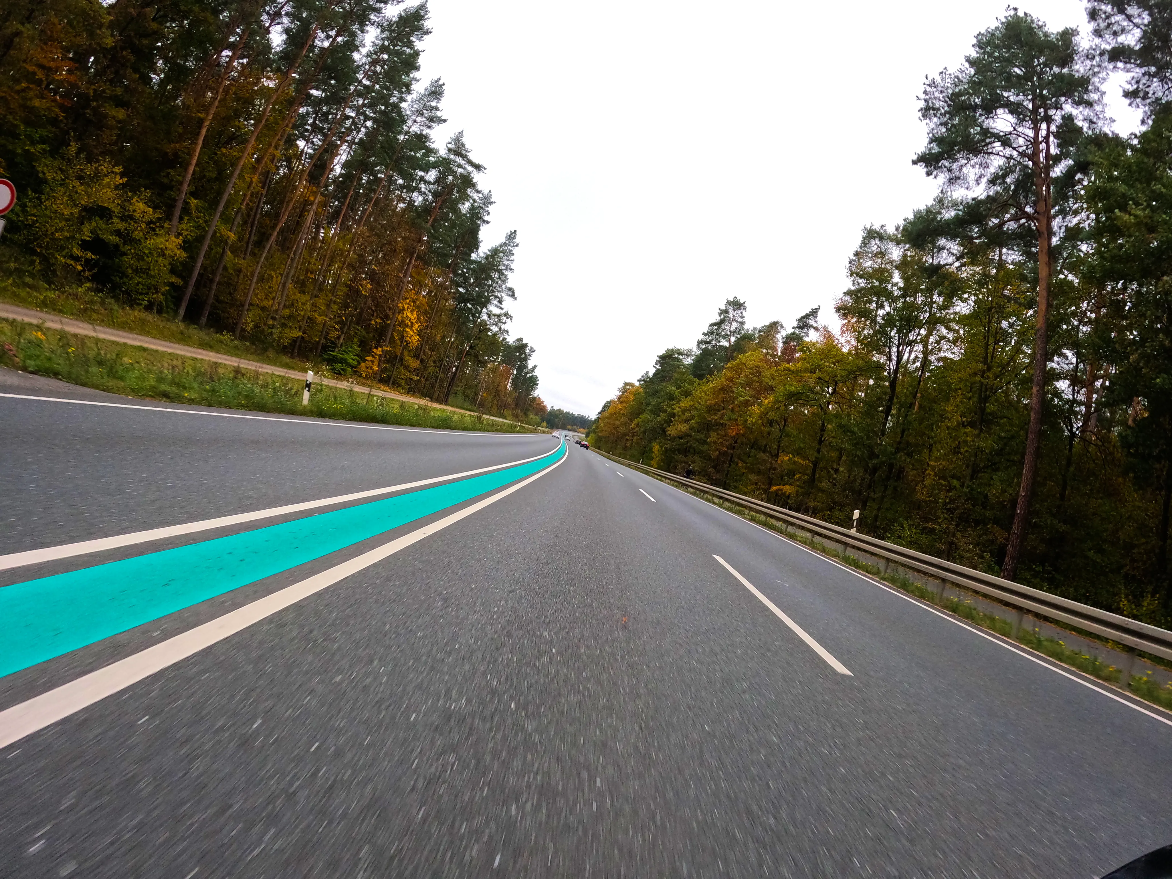 Komischer Fahrbahntrenner