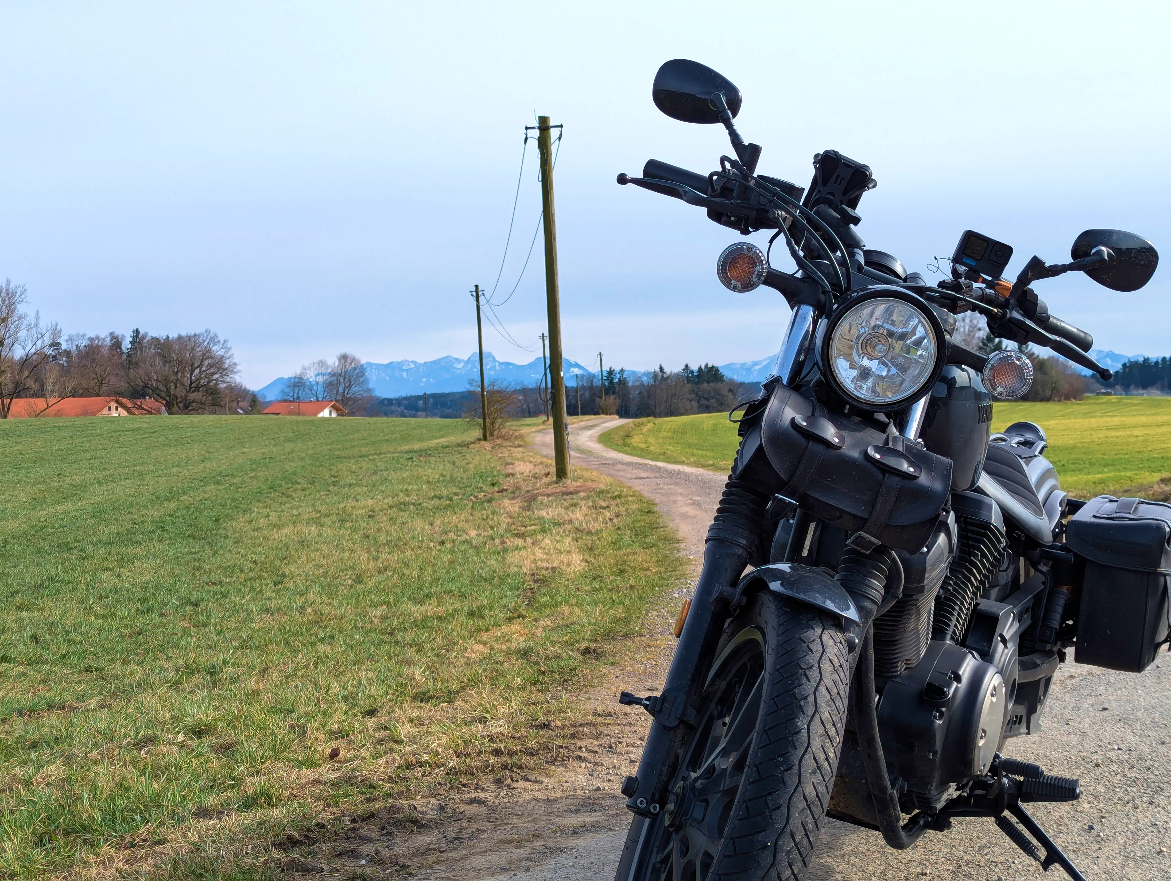 Bolt vor Bergkulisse