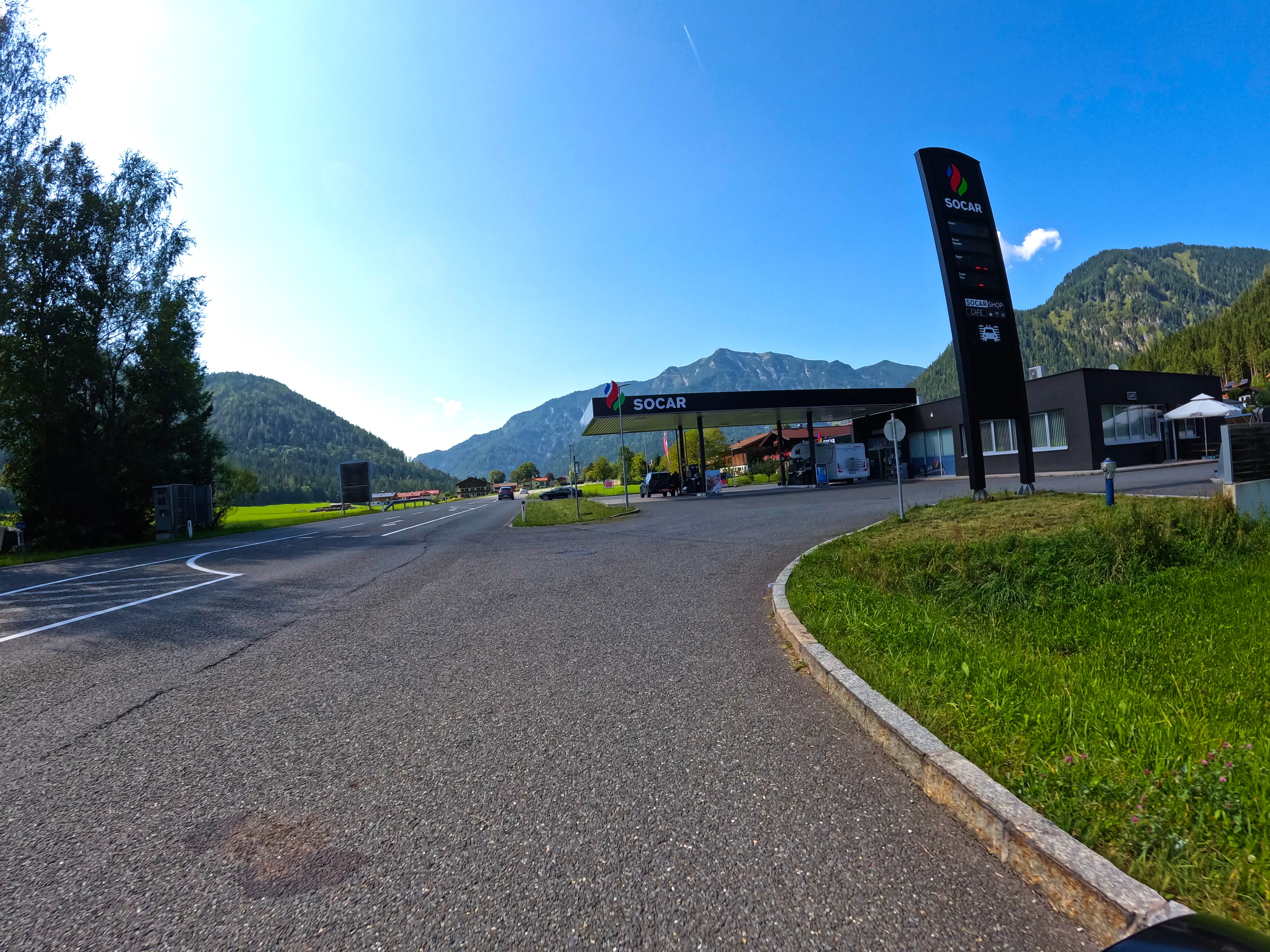 Ein letztes Mal Tanken in Österreich.