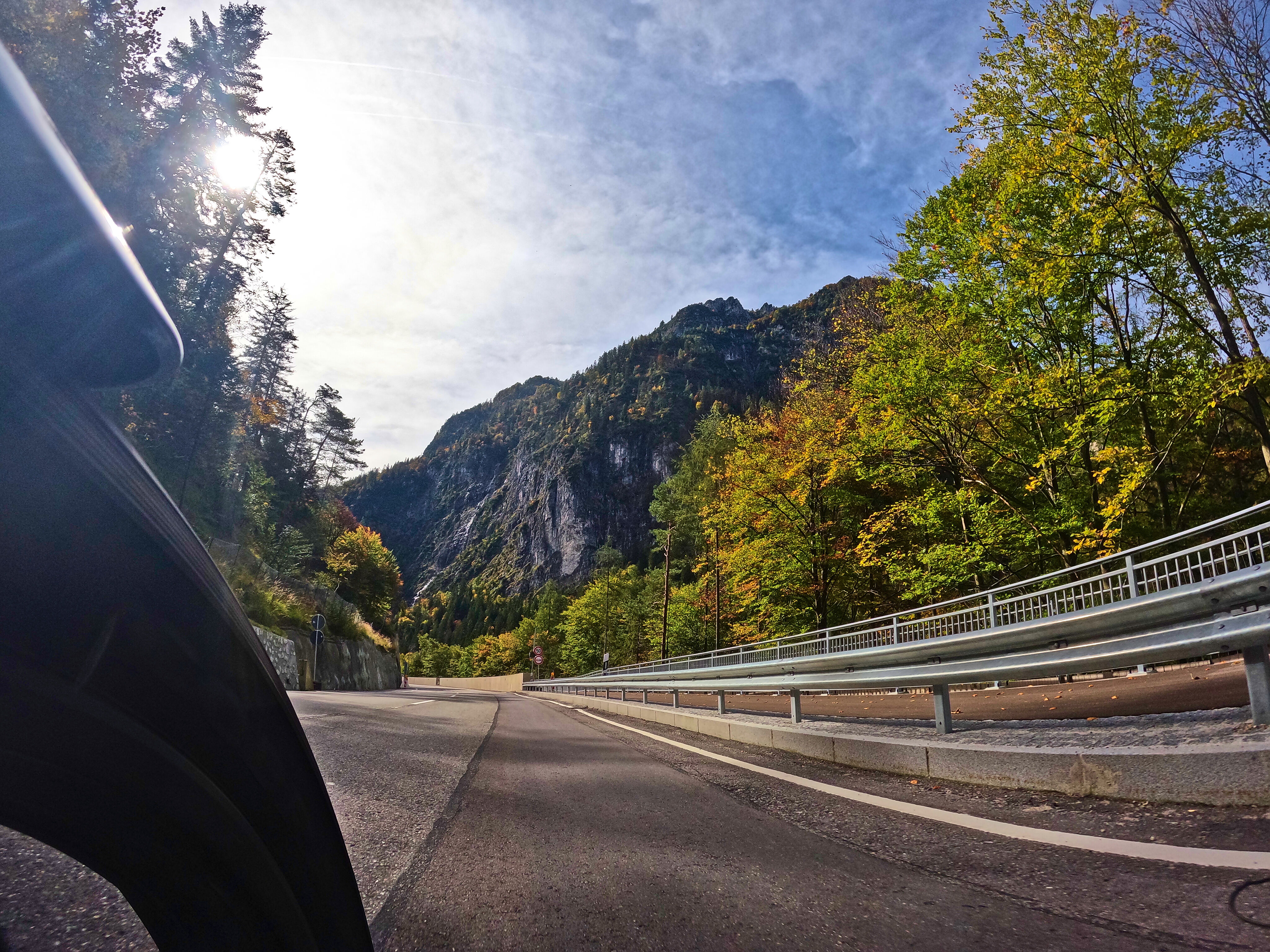 Bergmassiv und herbstliche Farben