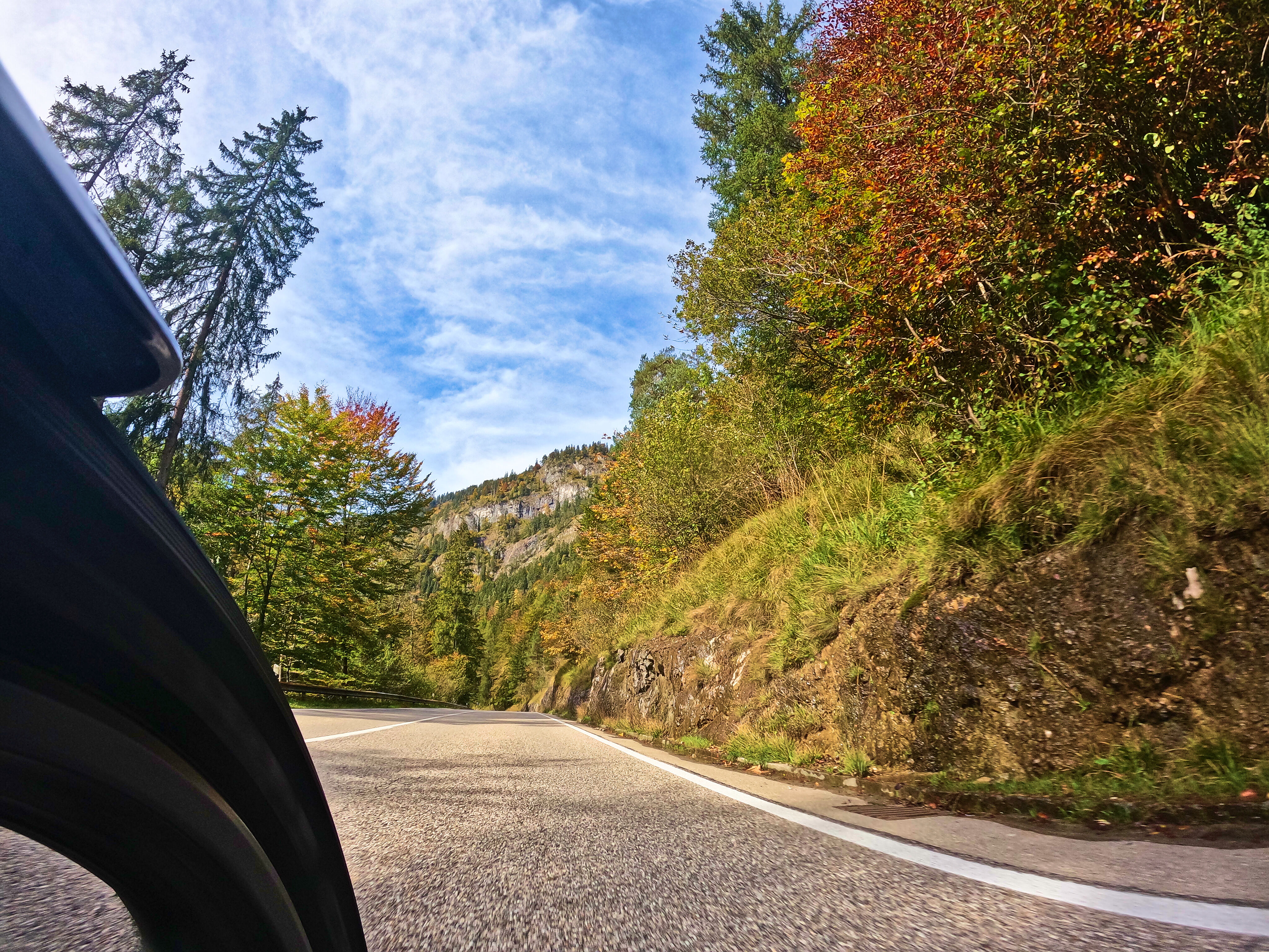 Bergmassiv und herbstliche Farben