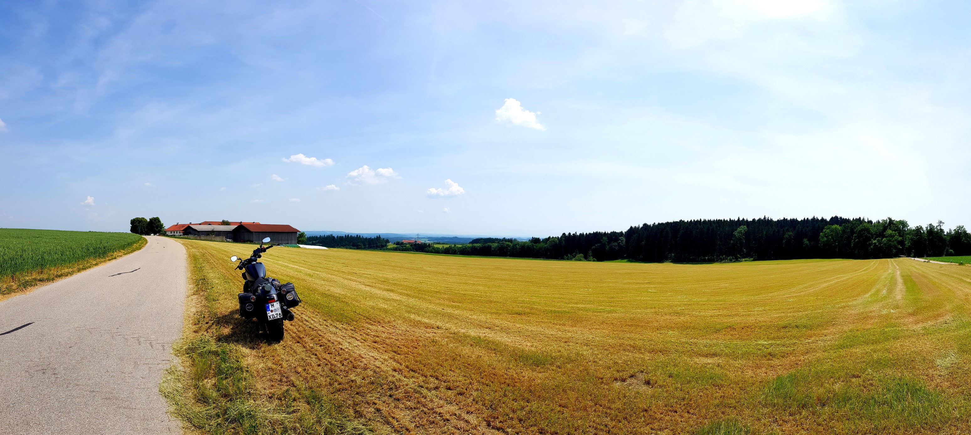 Bolt, Wiese, schmale Straße und Ausblick
