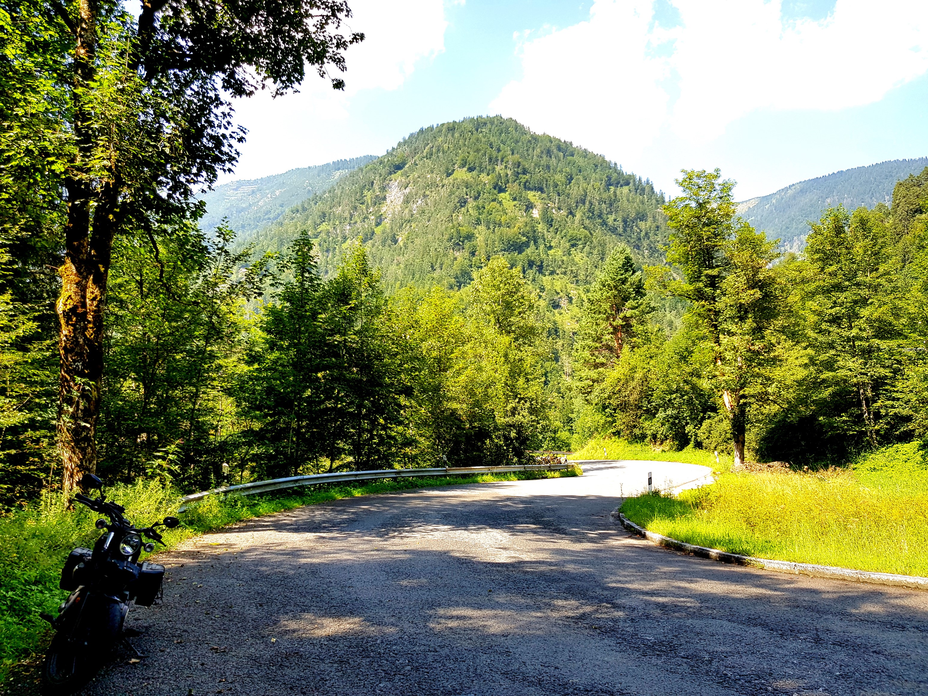 Schöne Kurven und tolle Landschaft am Steinpaß