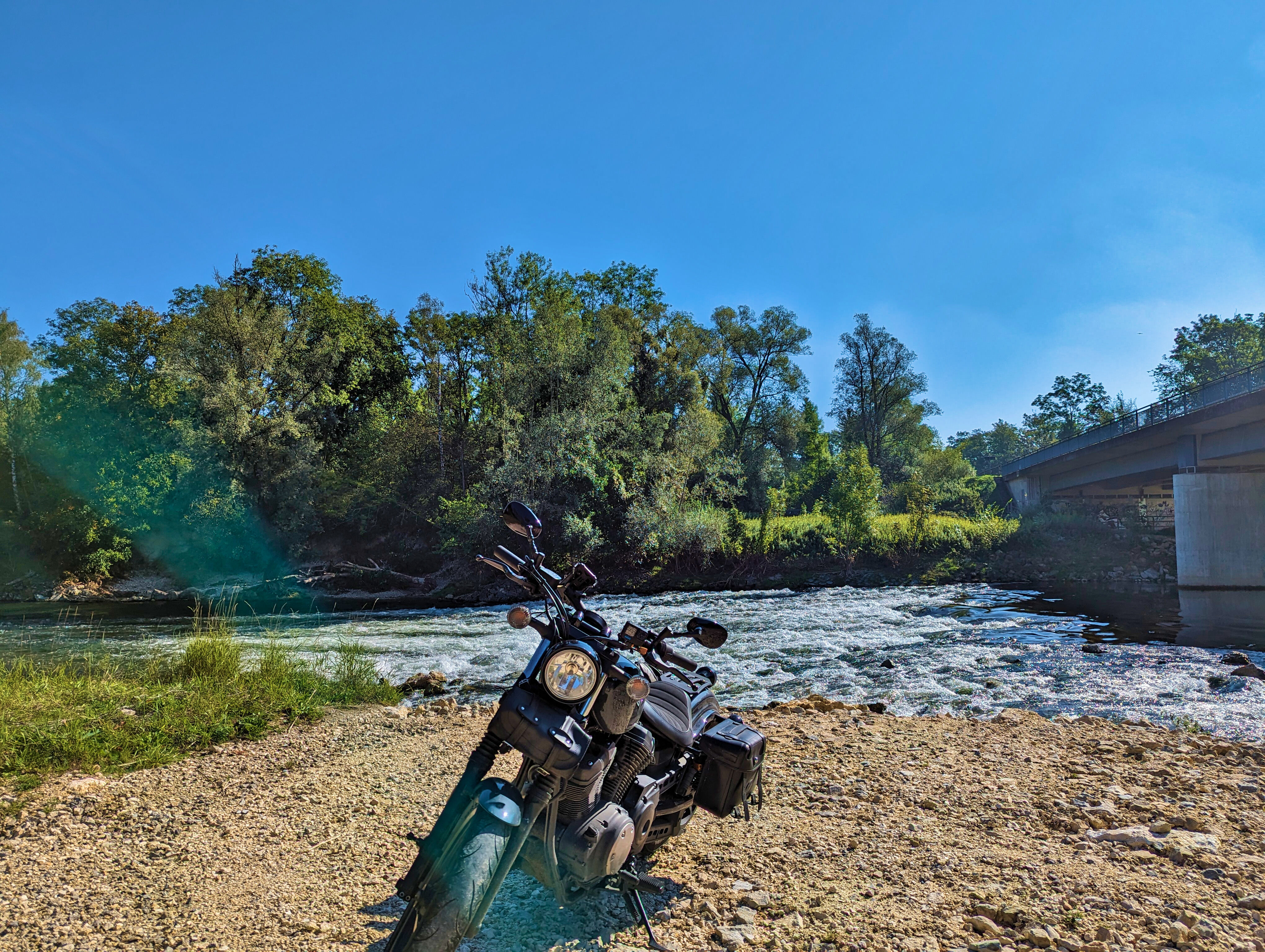 &hellip; posiert am Ufer &hellip;