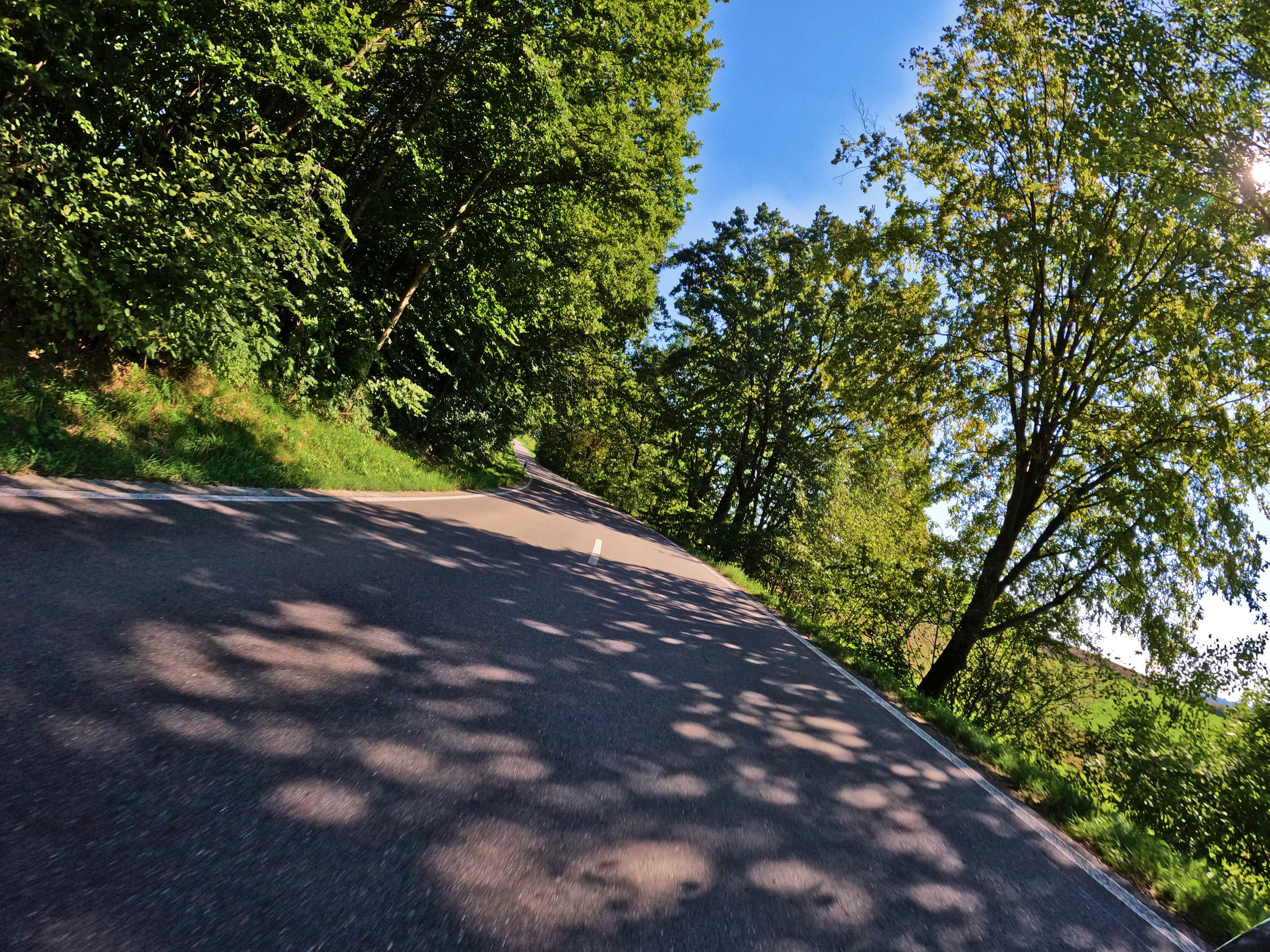 Über ruhige Landstraßen cruisen