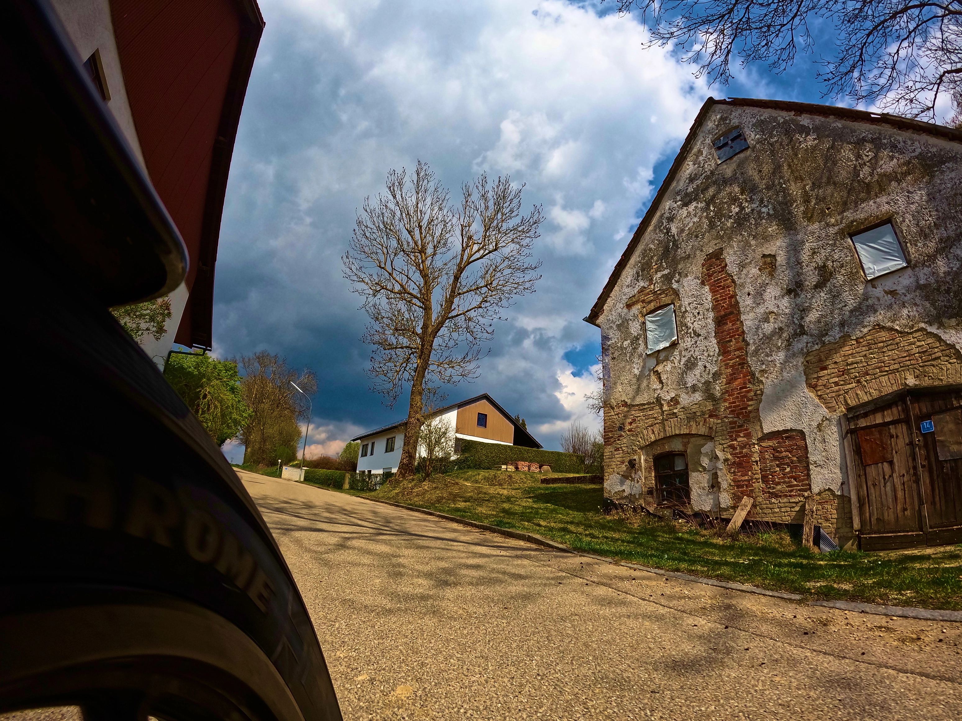 Baufälliges Haus, dunkle Wolke