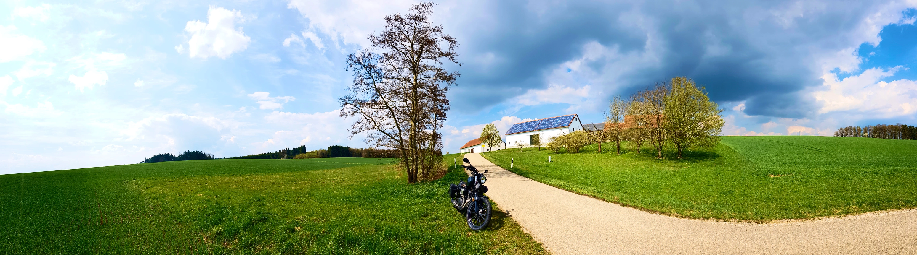Links schön, rechts Wolke