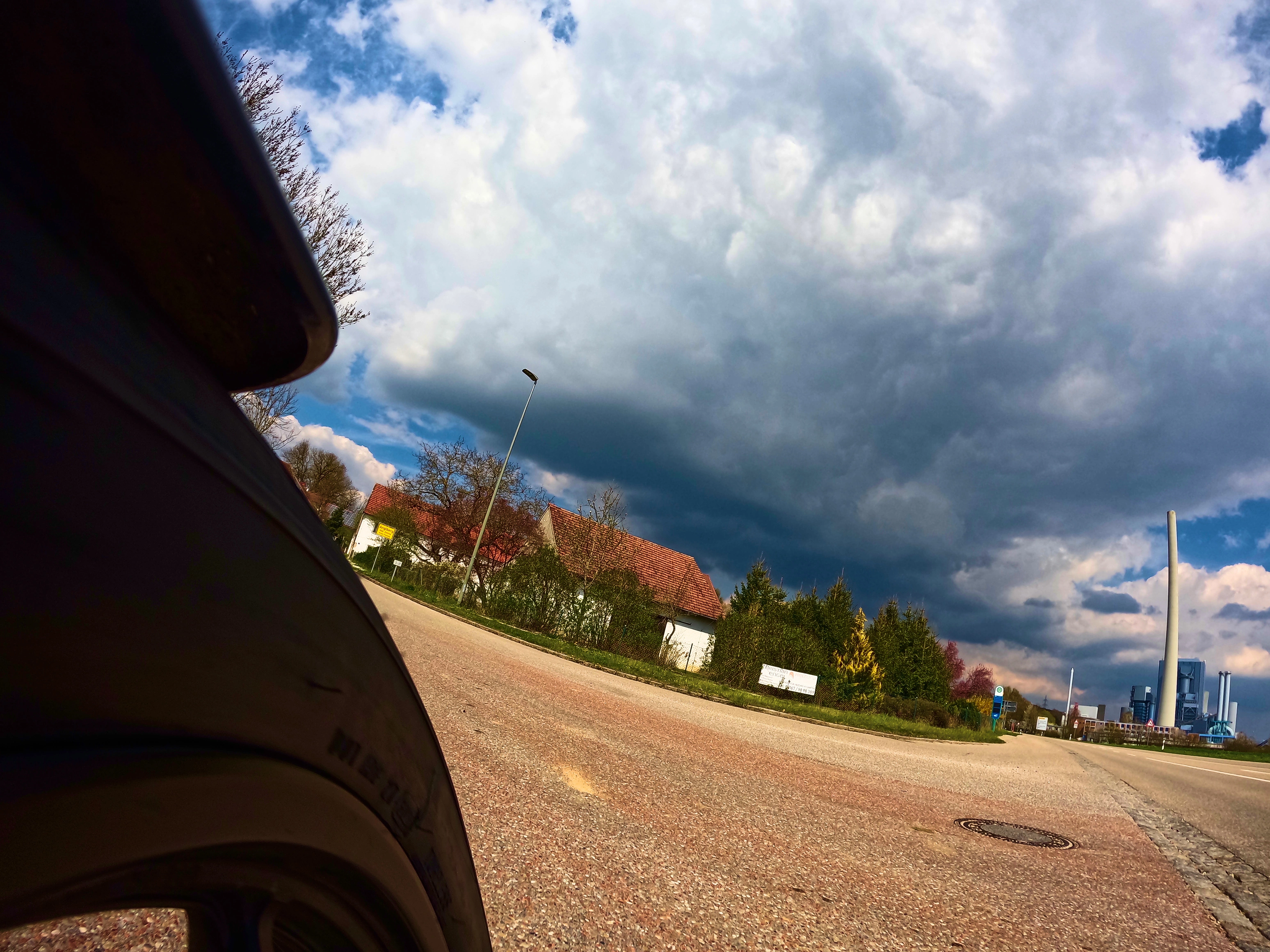 Dunkler Himmel am Kraftwerk Zolling