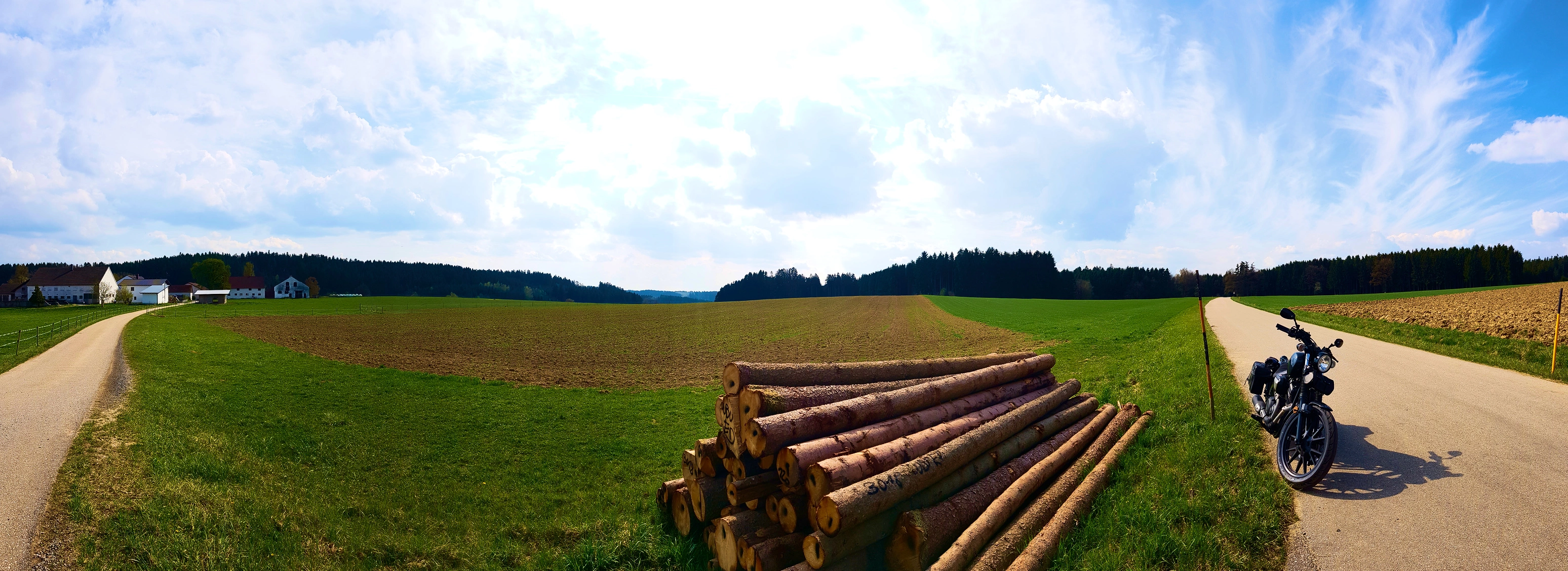 Bolt nebst Holzstapel