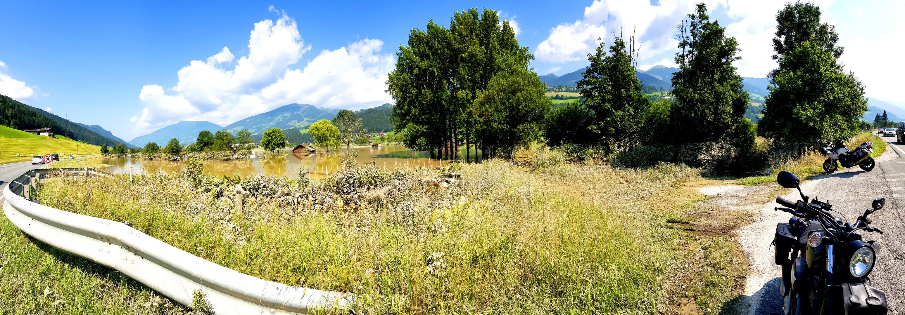 Wasser, wo normalerweise Felder und Wiesen sind.