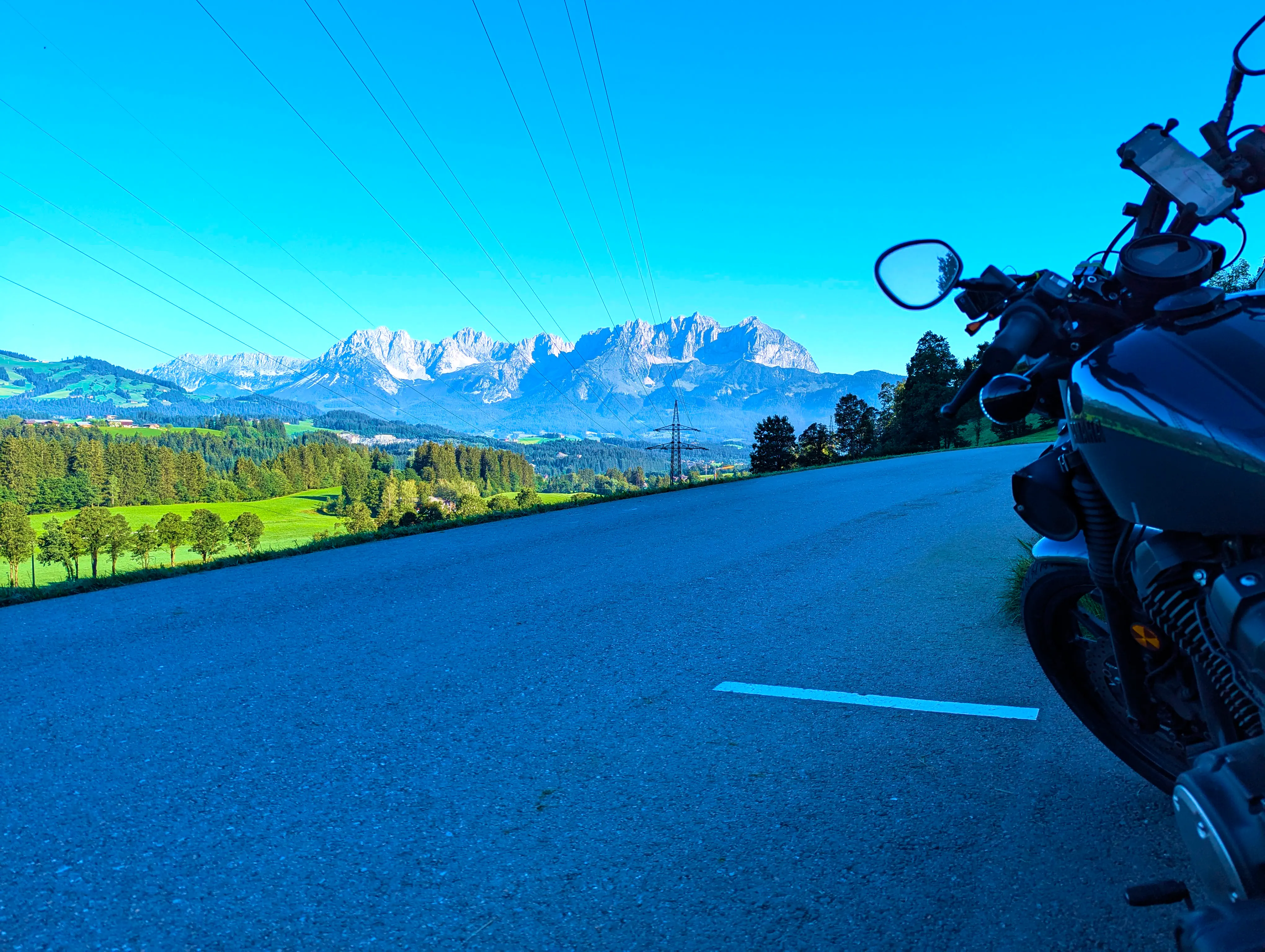 Bolt mit Blick auf Bergkulisse