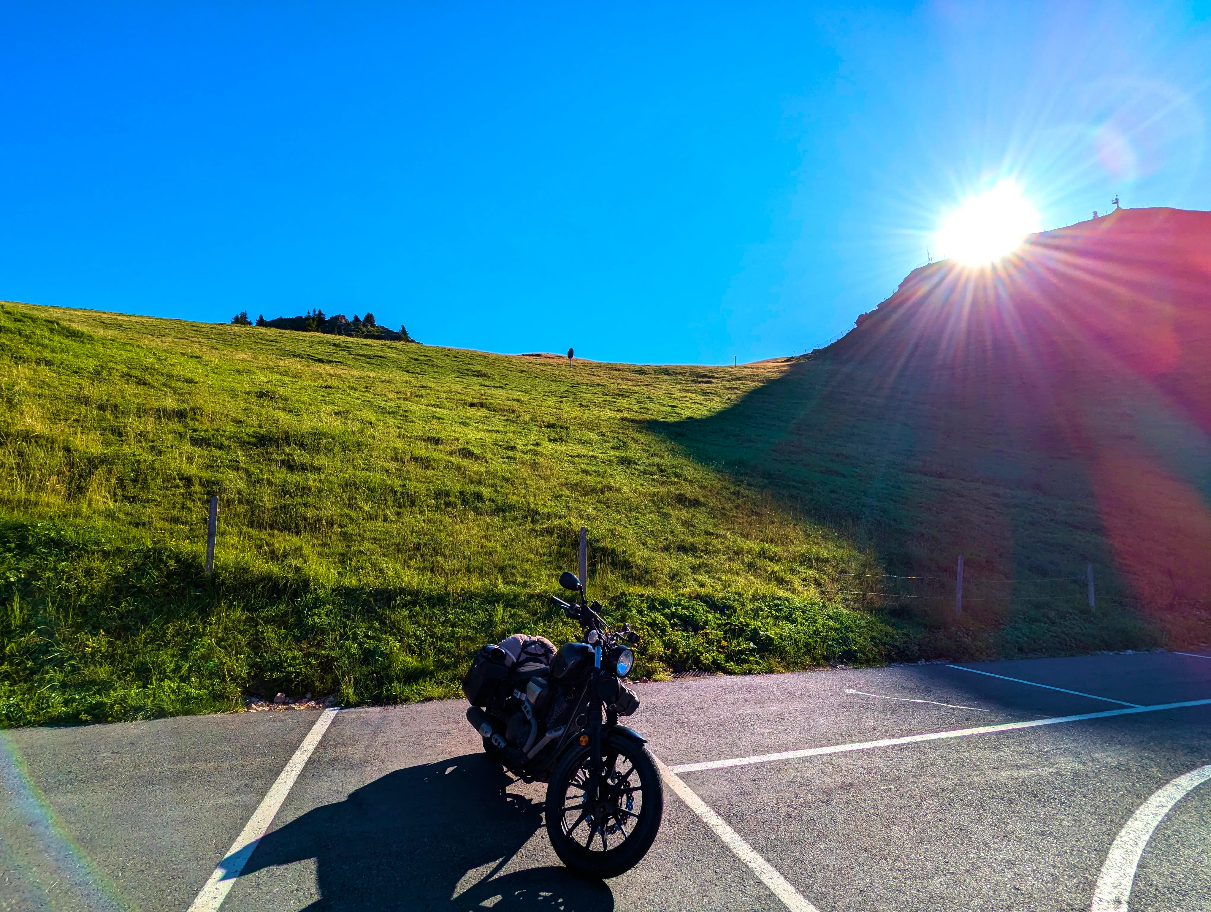 Die Sonne kriecht über den Berg