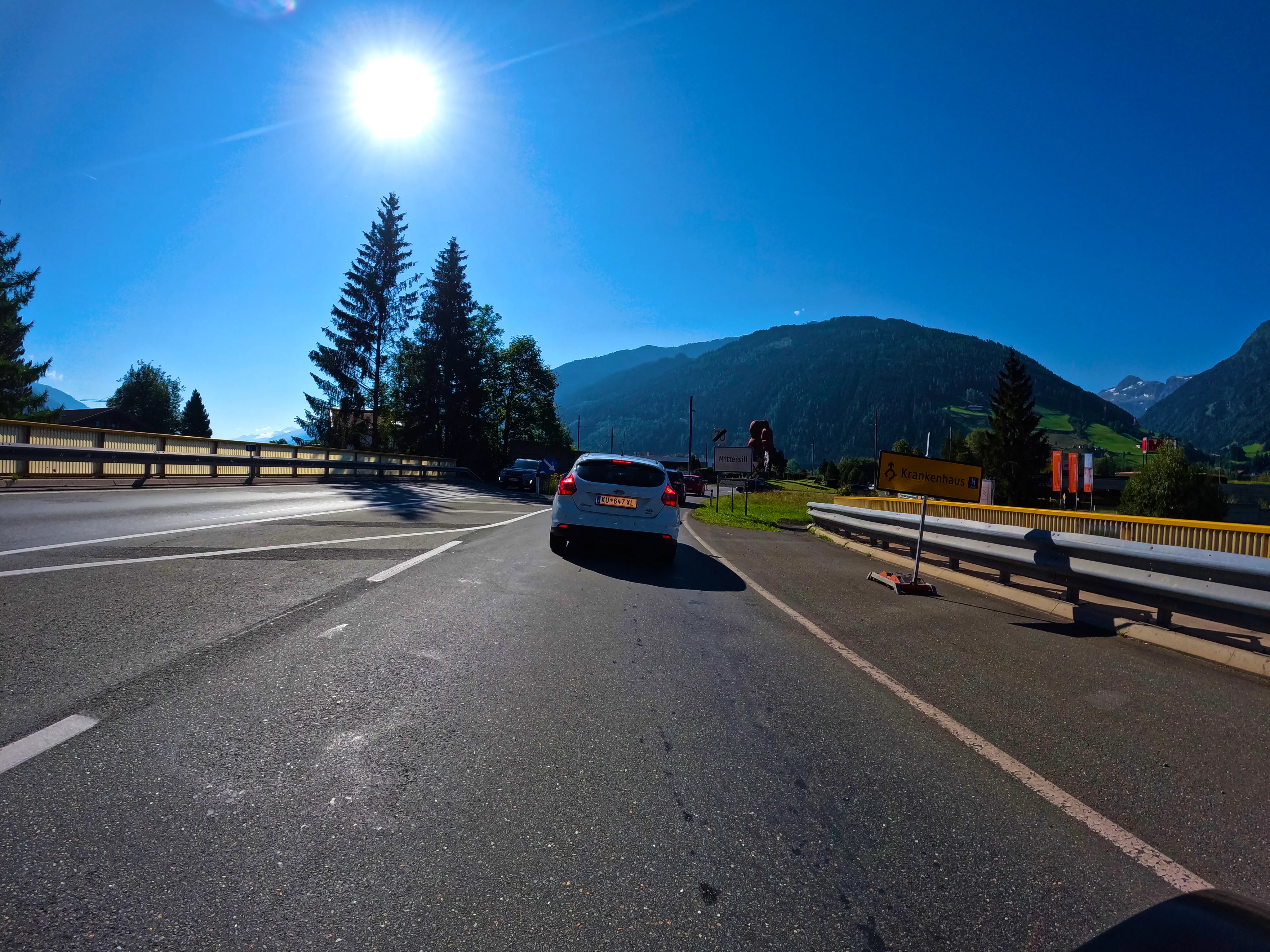 Stau am Kreisverkehr in Mittersill