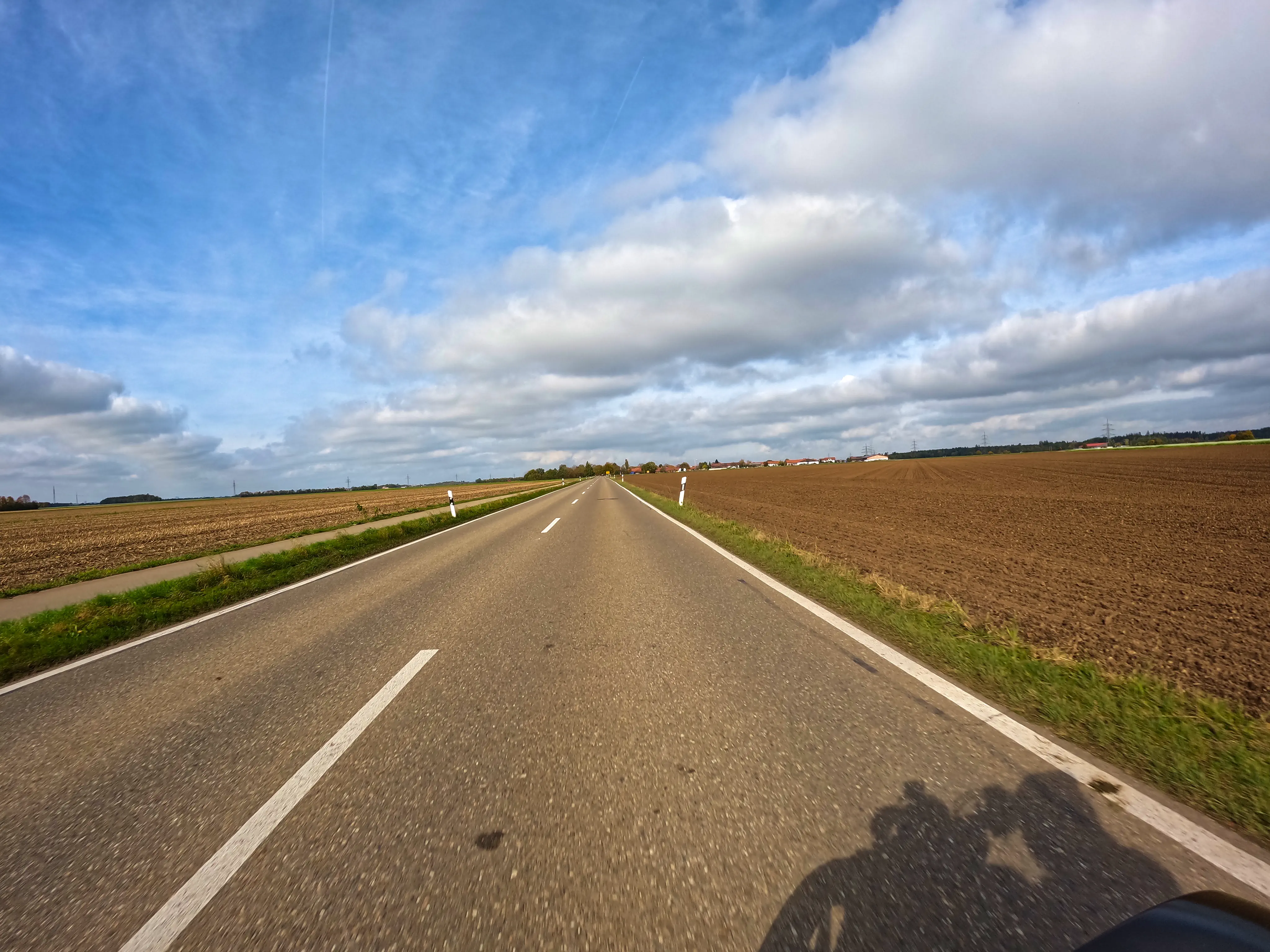 Vorbei an abgeernteten Feldern