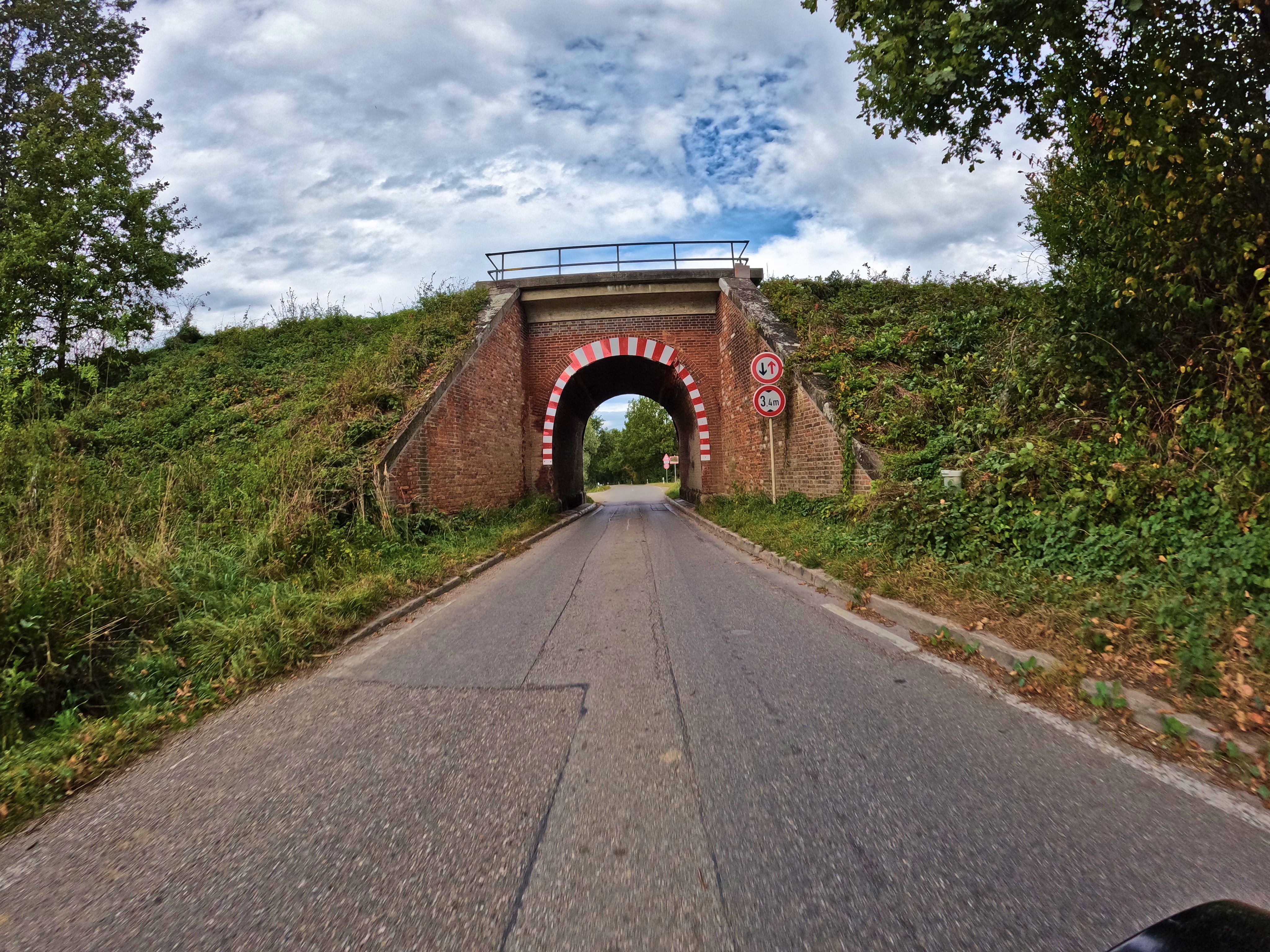 &hellip; mit engen Gleisunterführungen.