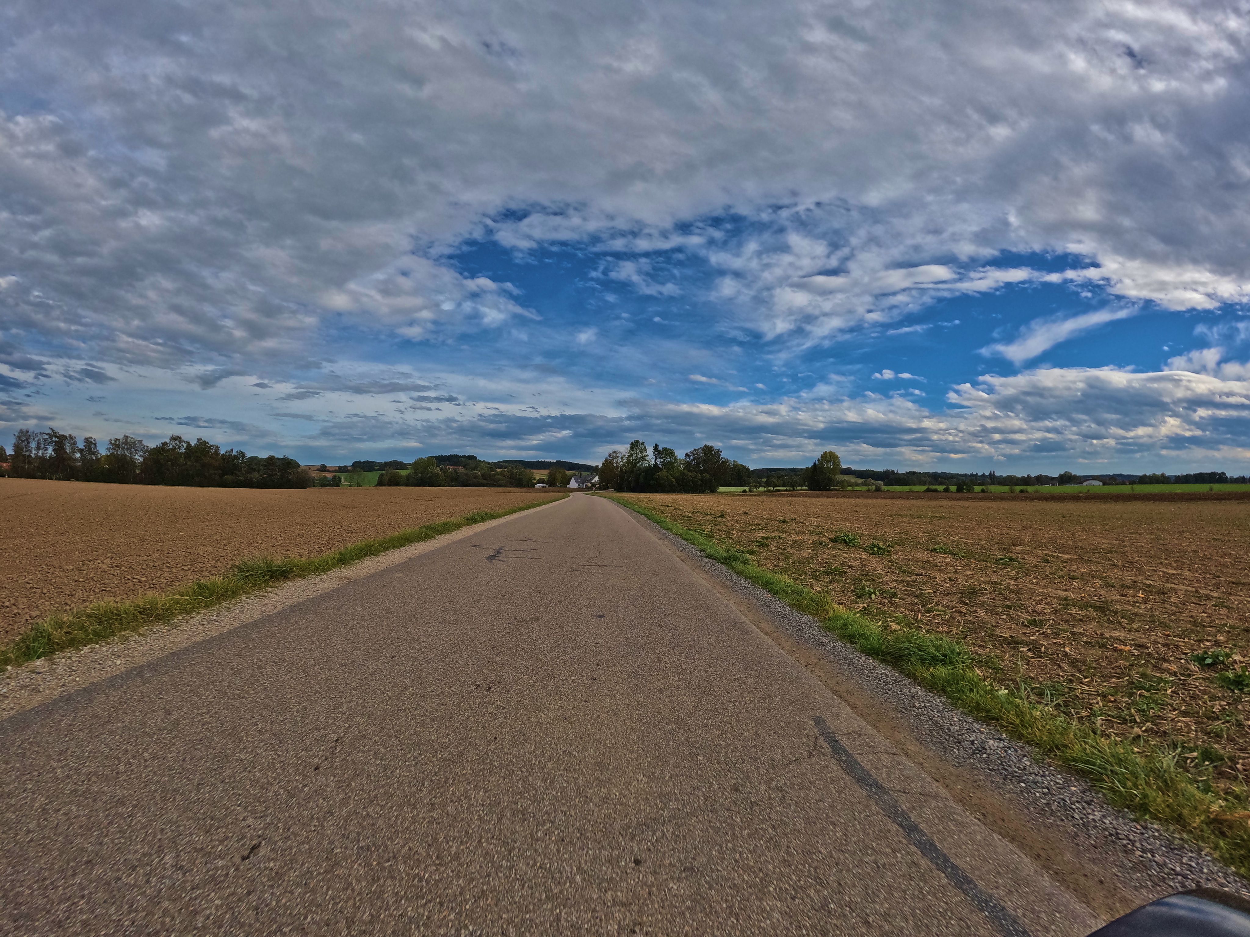 Geradeaus durch abgeerntete Felder