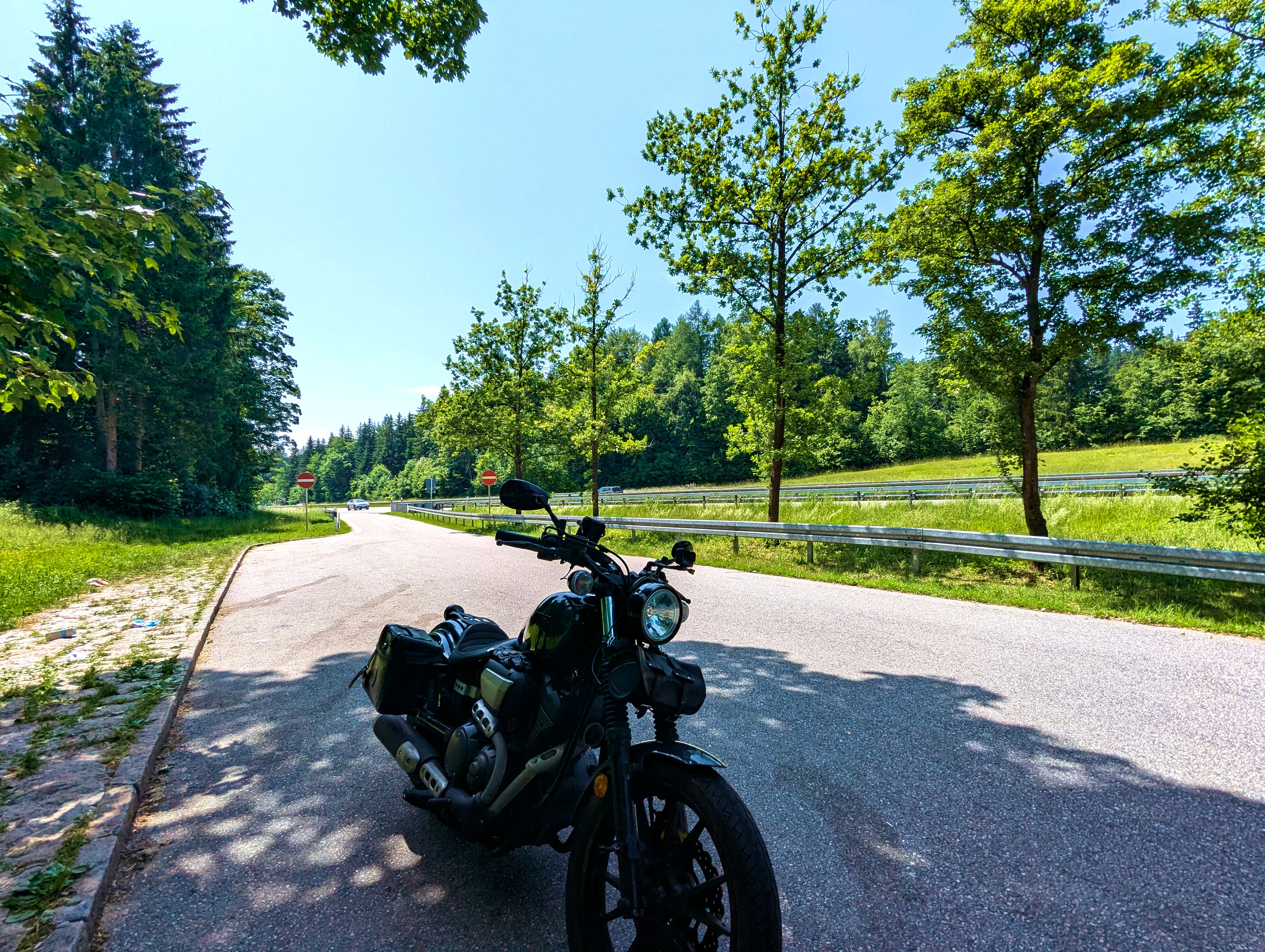 Trinkpause an der Autobahn