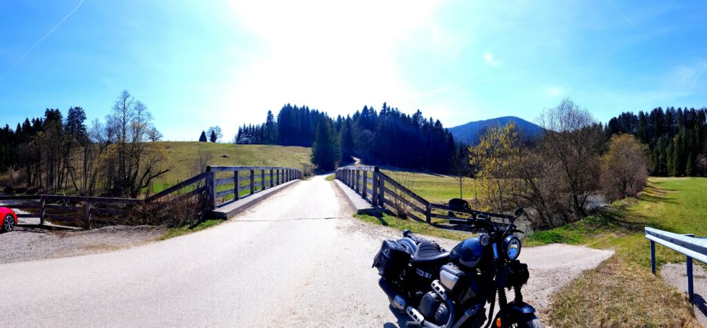 Ab der Brücke war der Weg wieder asphaltiert - bis dahin war&rsquo;s eher ein Feldweg.