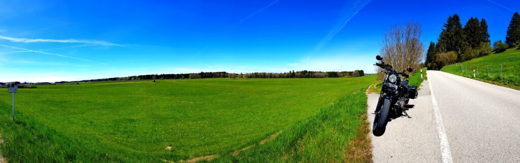 (Bisher) unbekannte Straßen durch grüne Wiesen.