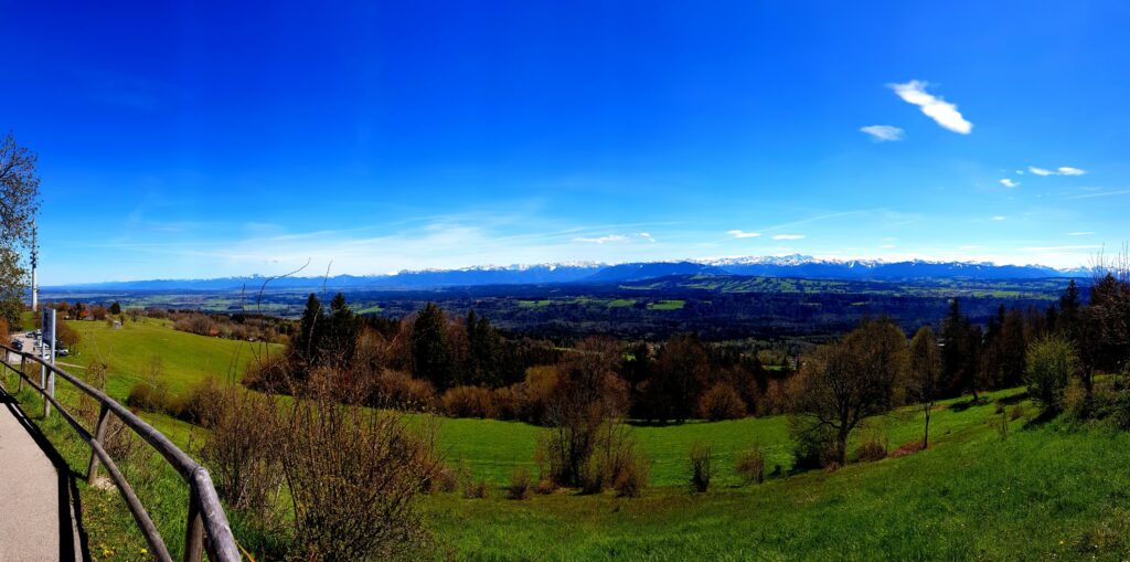 Panorama vom Berg auf die Berge.