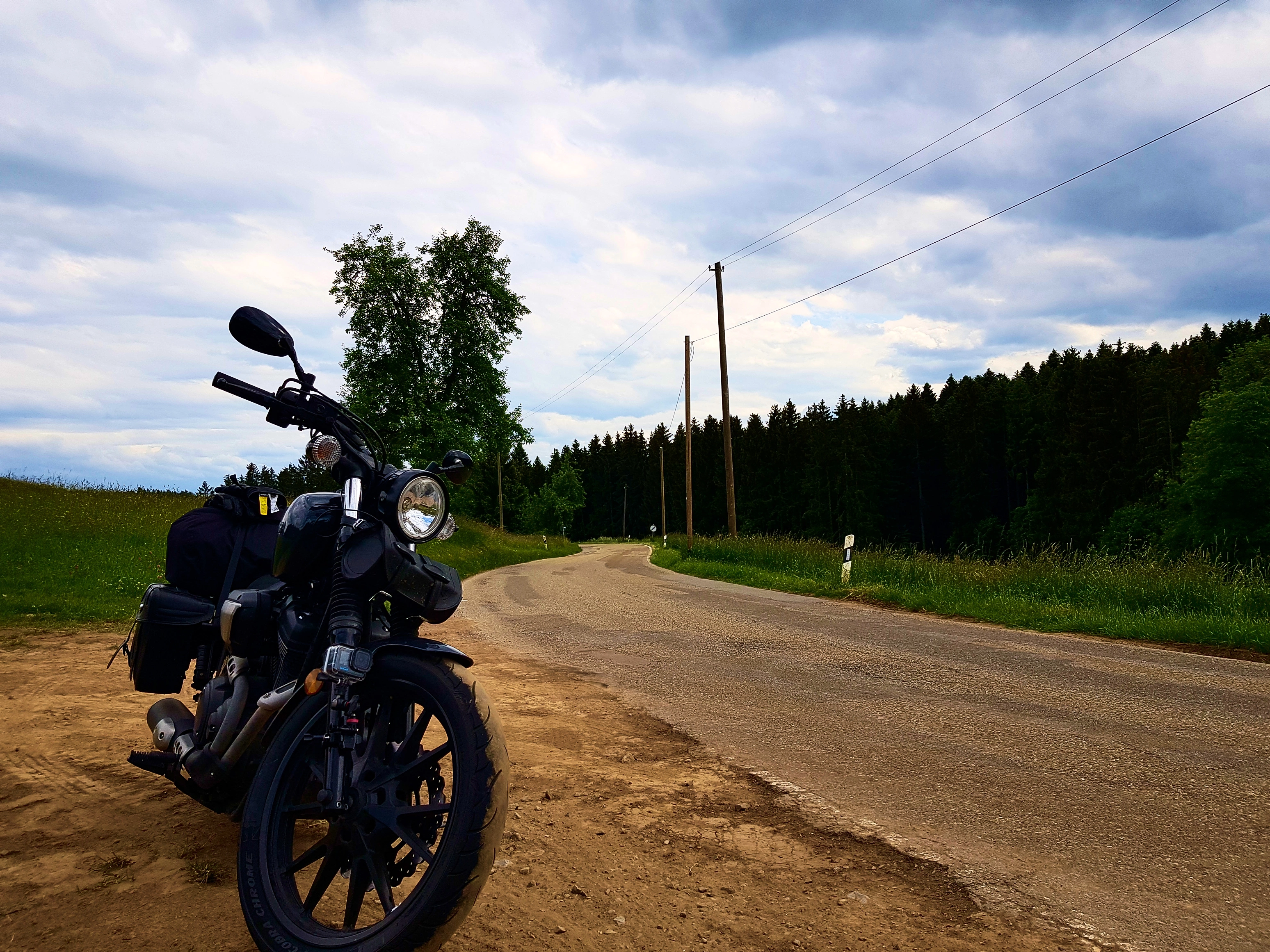 Kurvige Straßen freuen Bolt und Fahrer