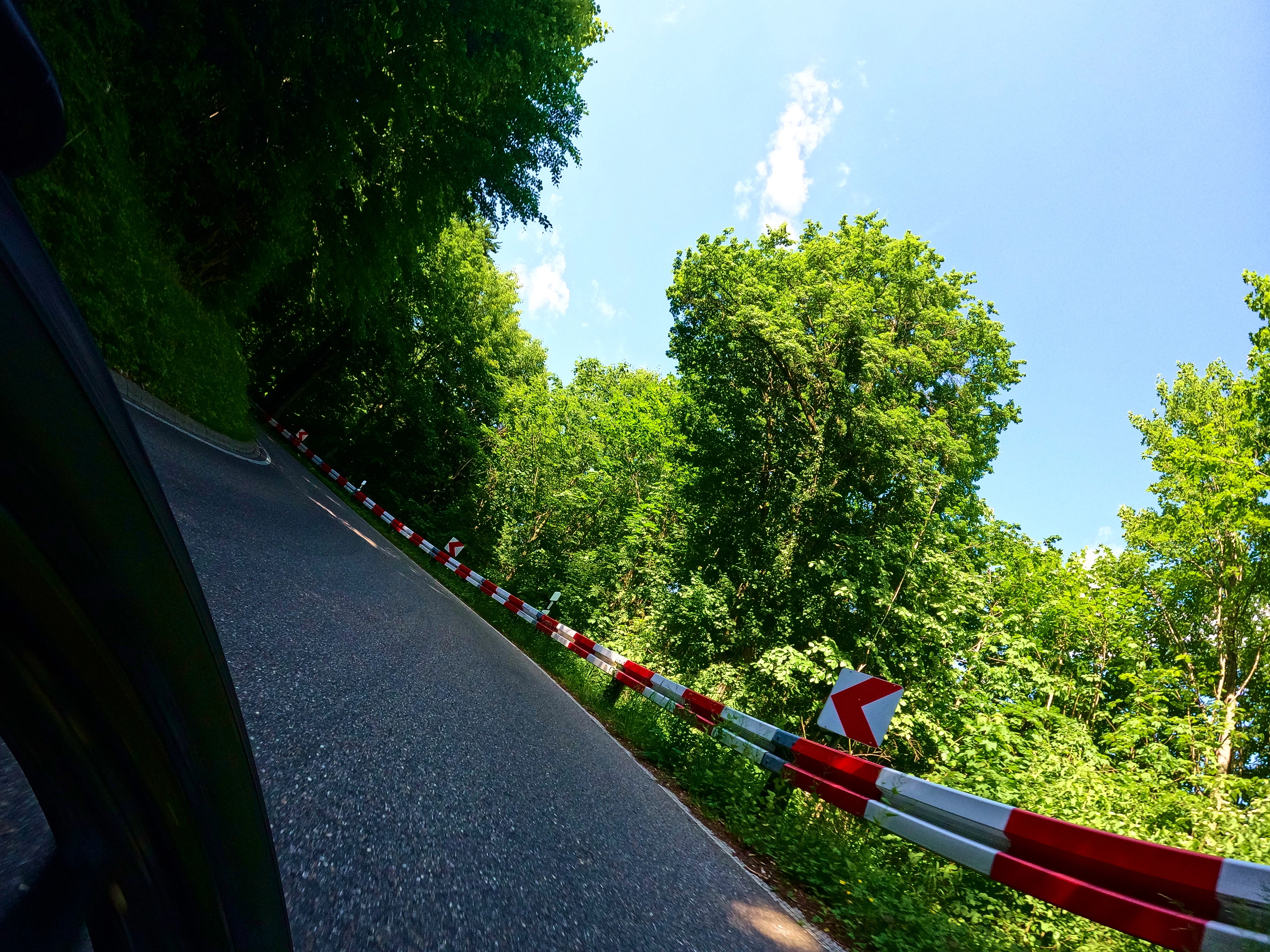 Kurve rot-weiß = Fahrspaß