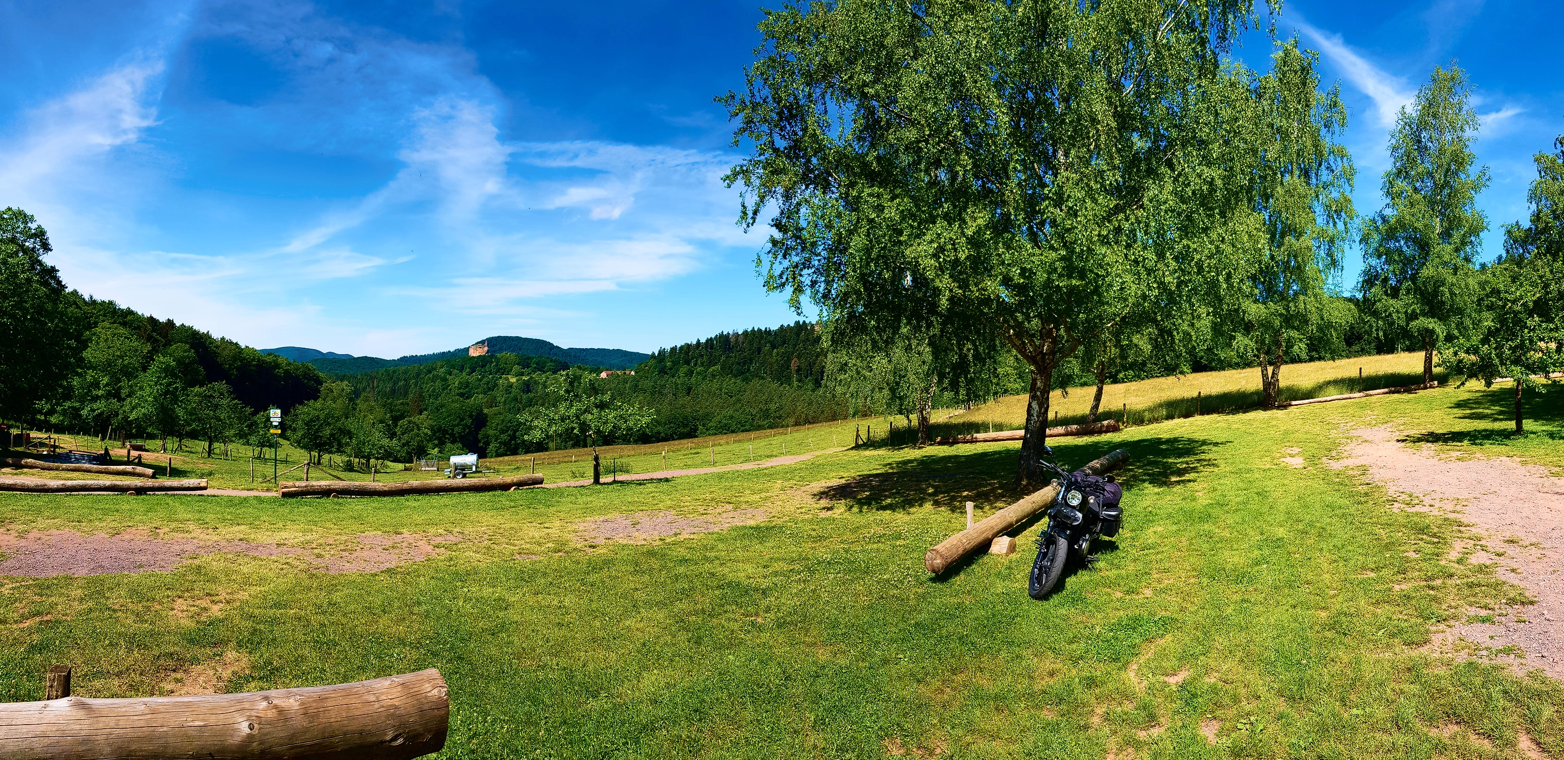 Hohenburg, ganz klein auf dem Hügel