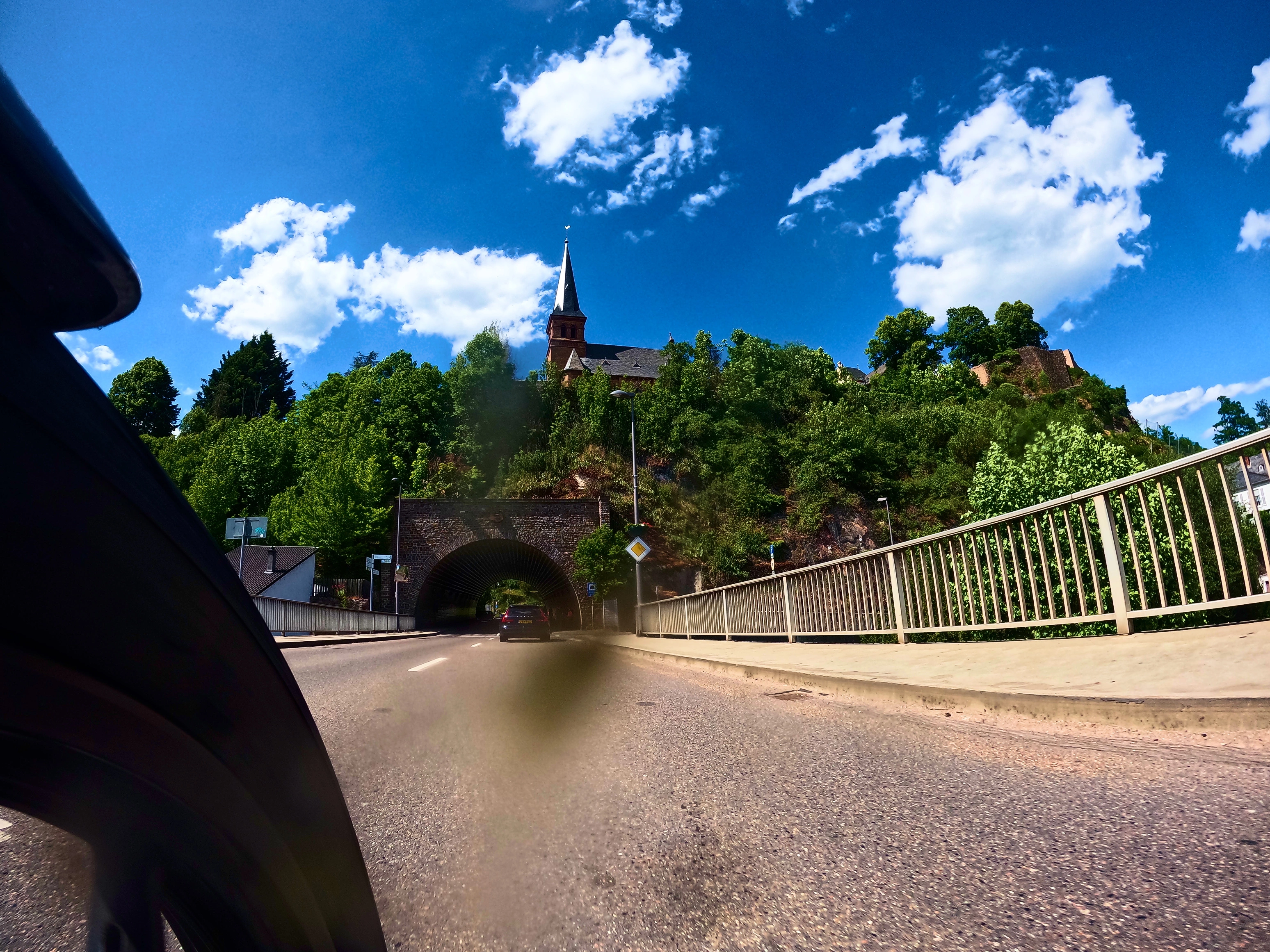 Kirche auf Fels auf Tunnel