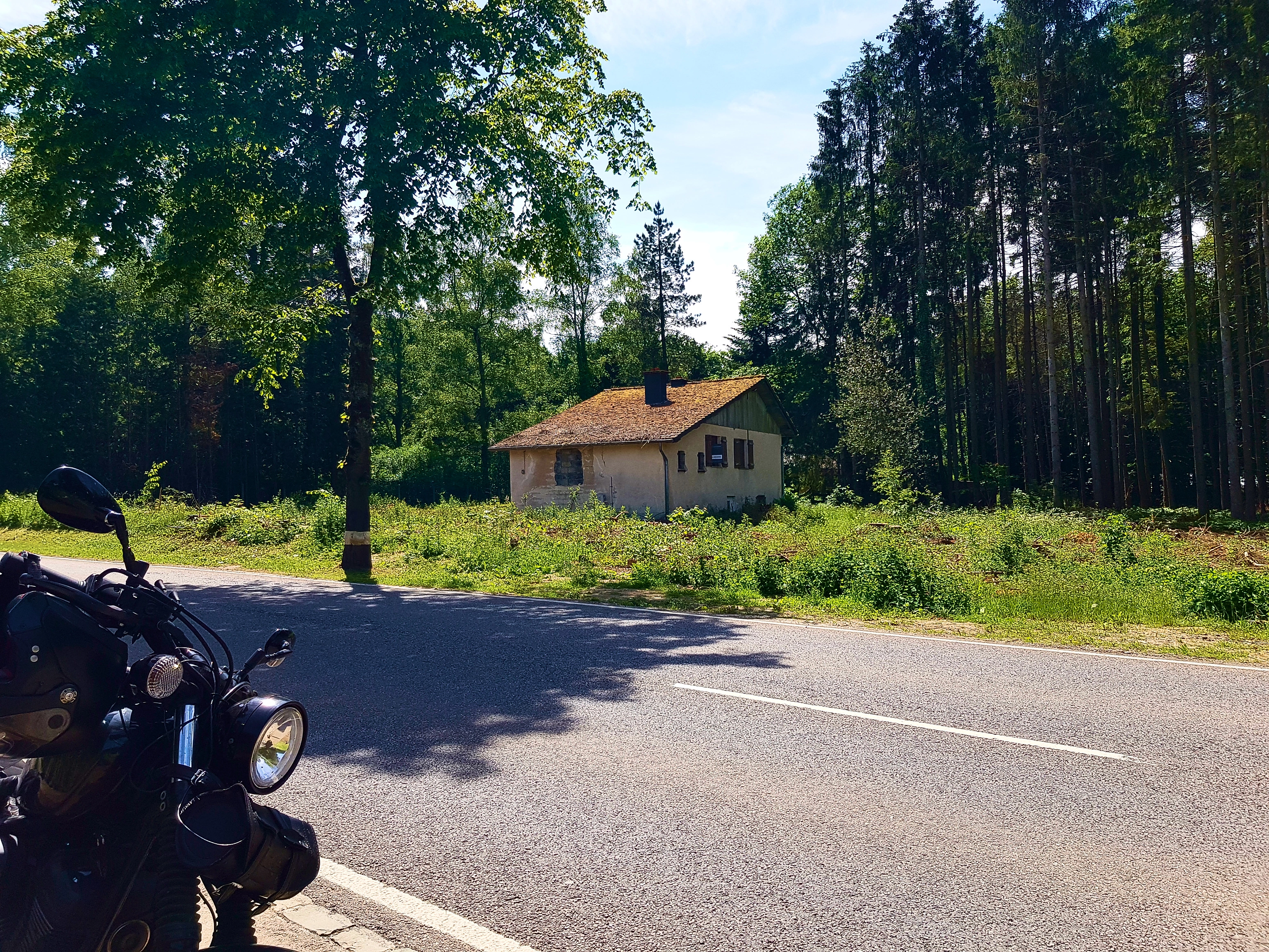 Kleine Hütte im Wald, der Funkturm ist hinter mir und nicht auf dem Bild