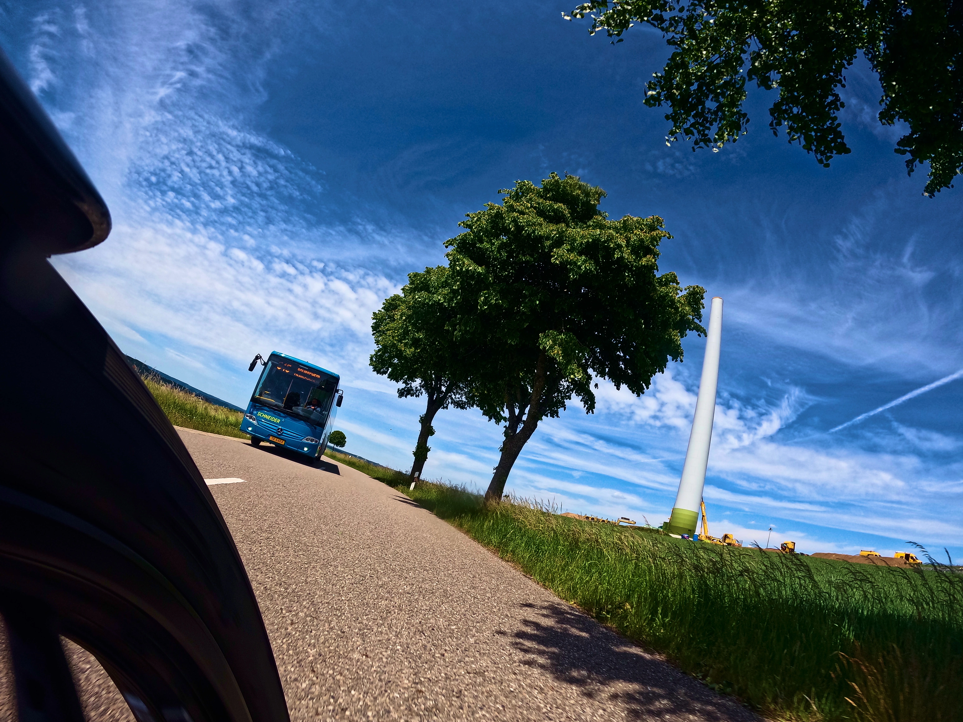 Großes Windrad und kleiner Kran