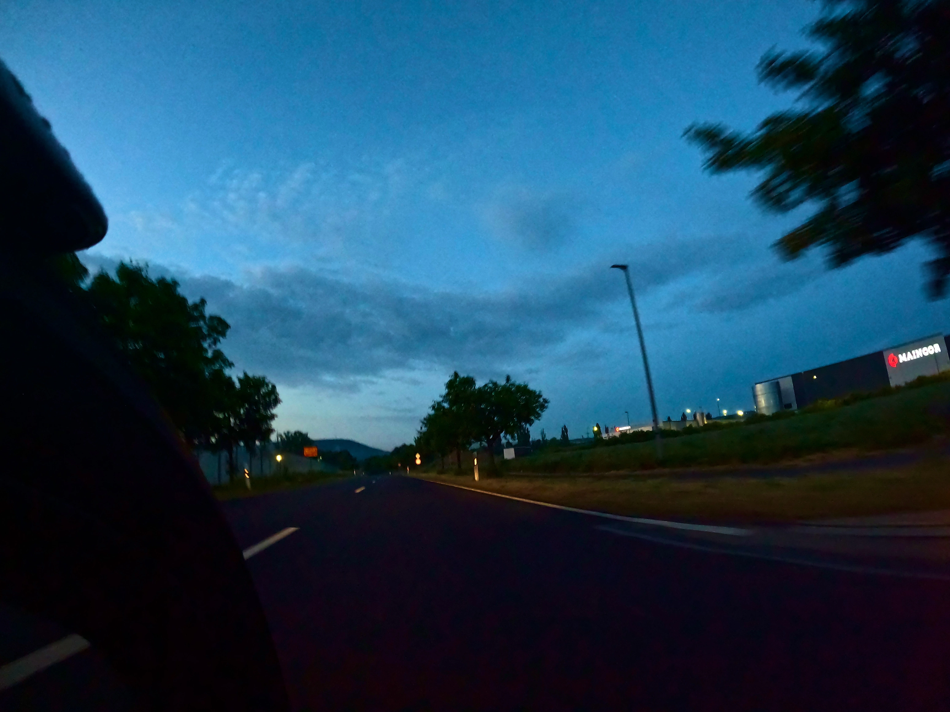 In der Dämmerung Richtung Autobahn